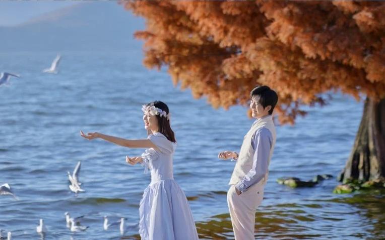 谁能拒绝海边日出+海鸥的浪漫呢❤大理婚纱照