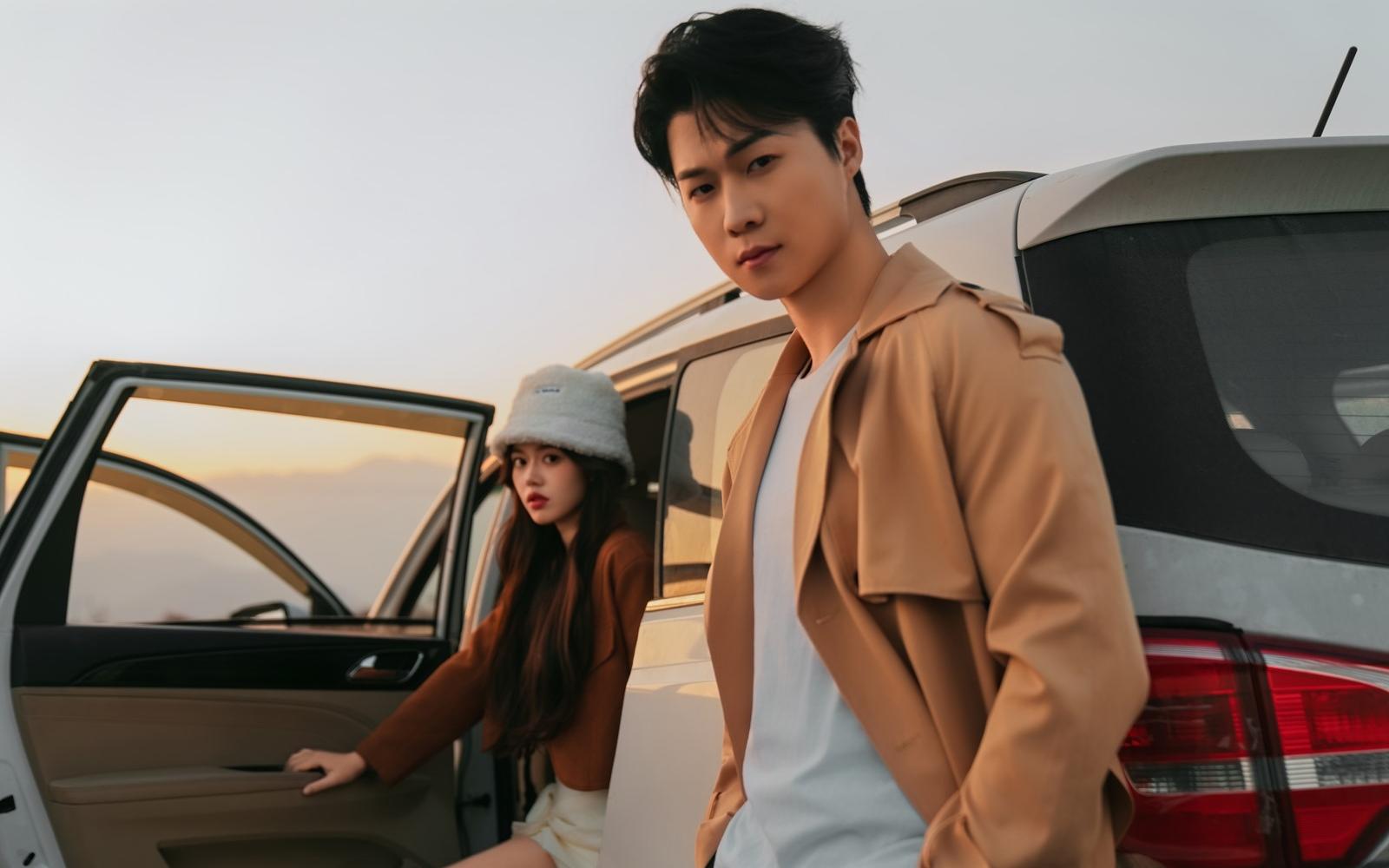 和你开着车追逐落日，电影感婚纱照太绝了