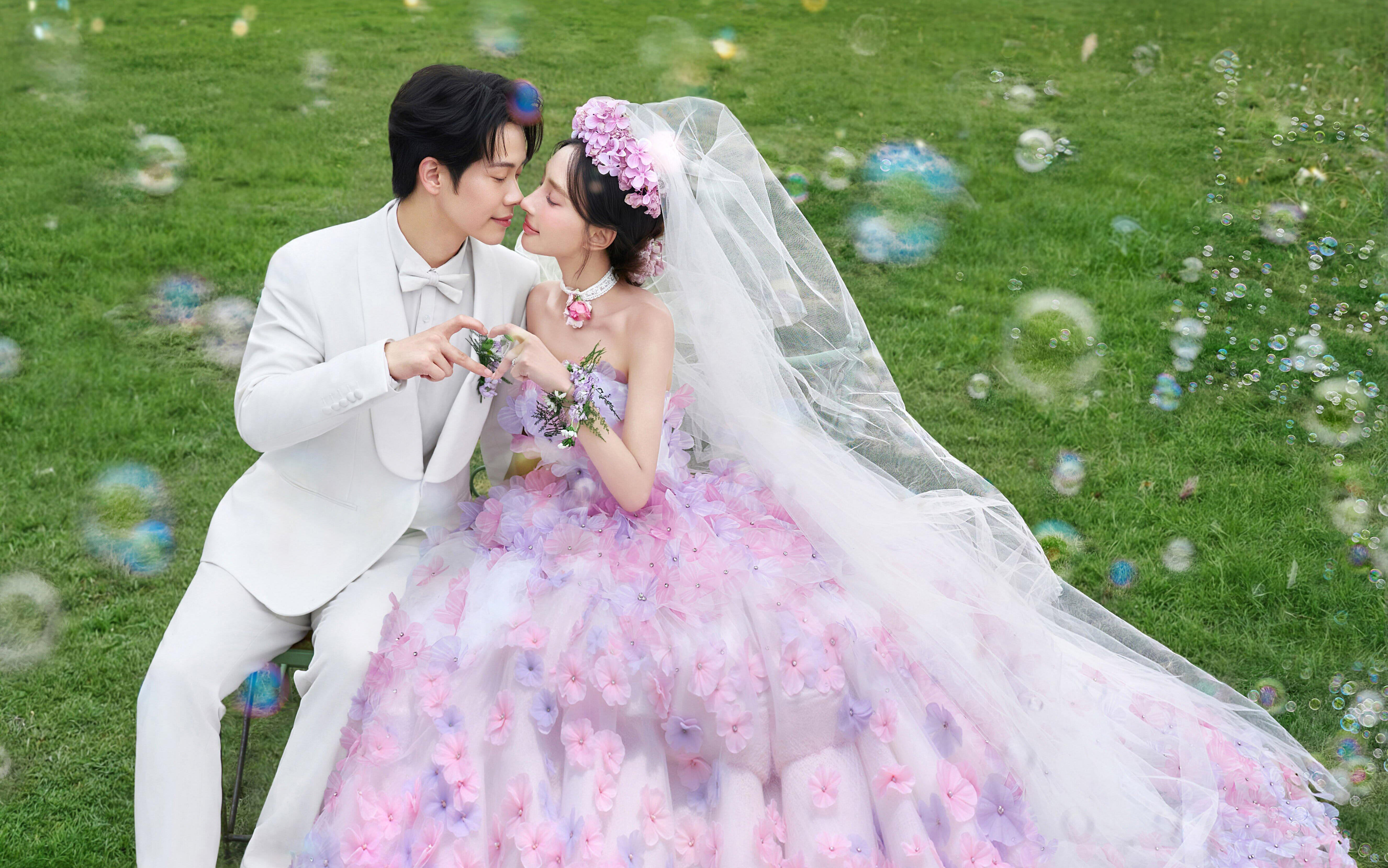 【疯狂尖叫 粉纱草坪婚纱照真的太绝了 】