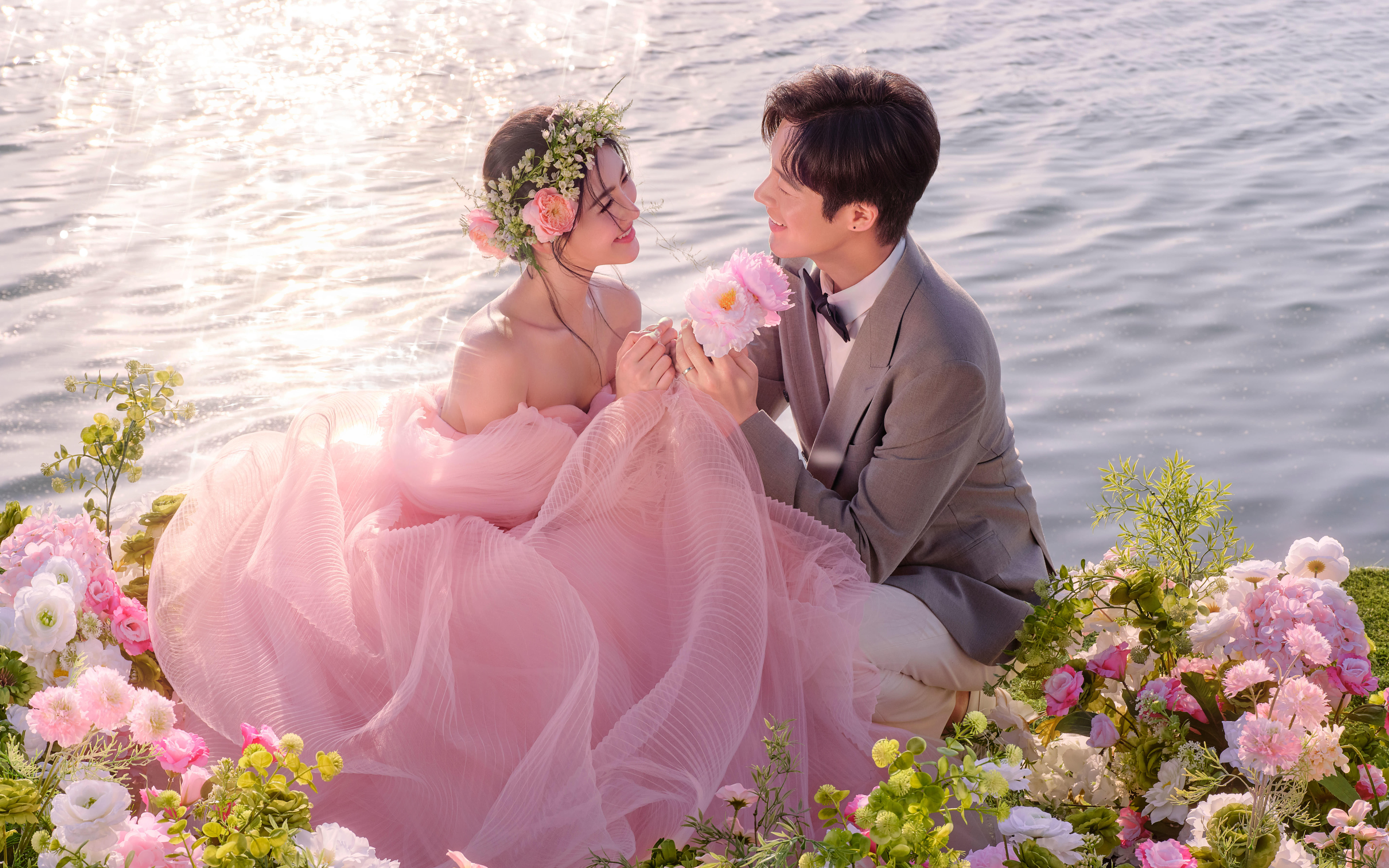 "粉纱轻漾洱海畔，波光花语漫韶华" 