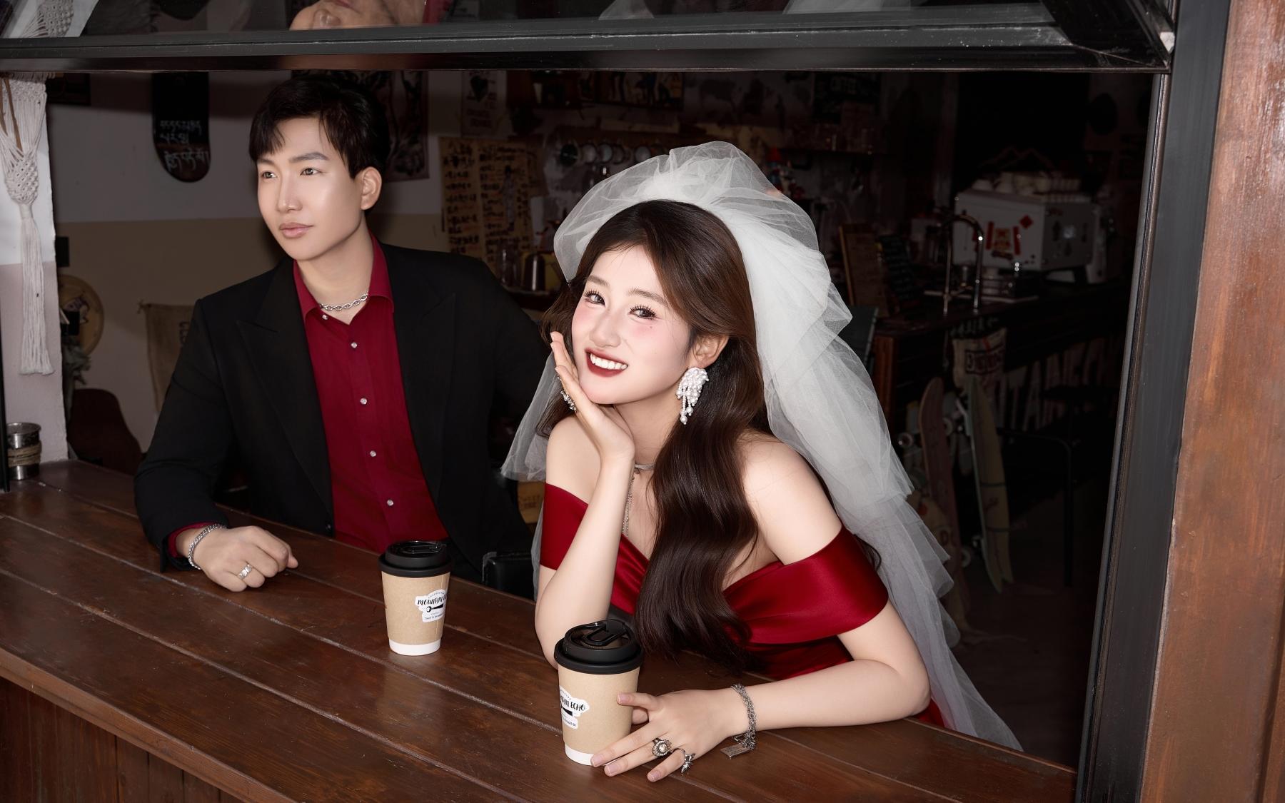 室内街拍风！这组工业风红裙婚纱照绝了‼️