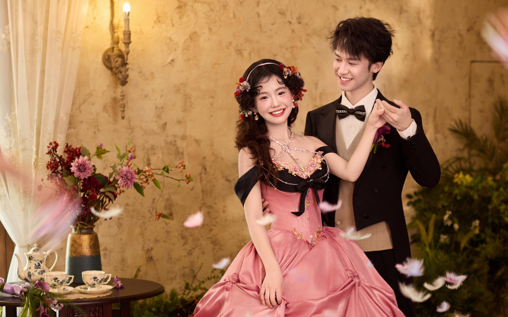 狠狠惊艳｜法式婚纱照搭配花房真的绝了