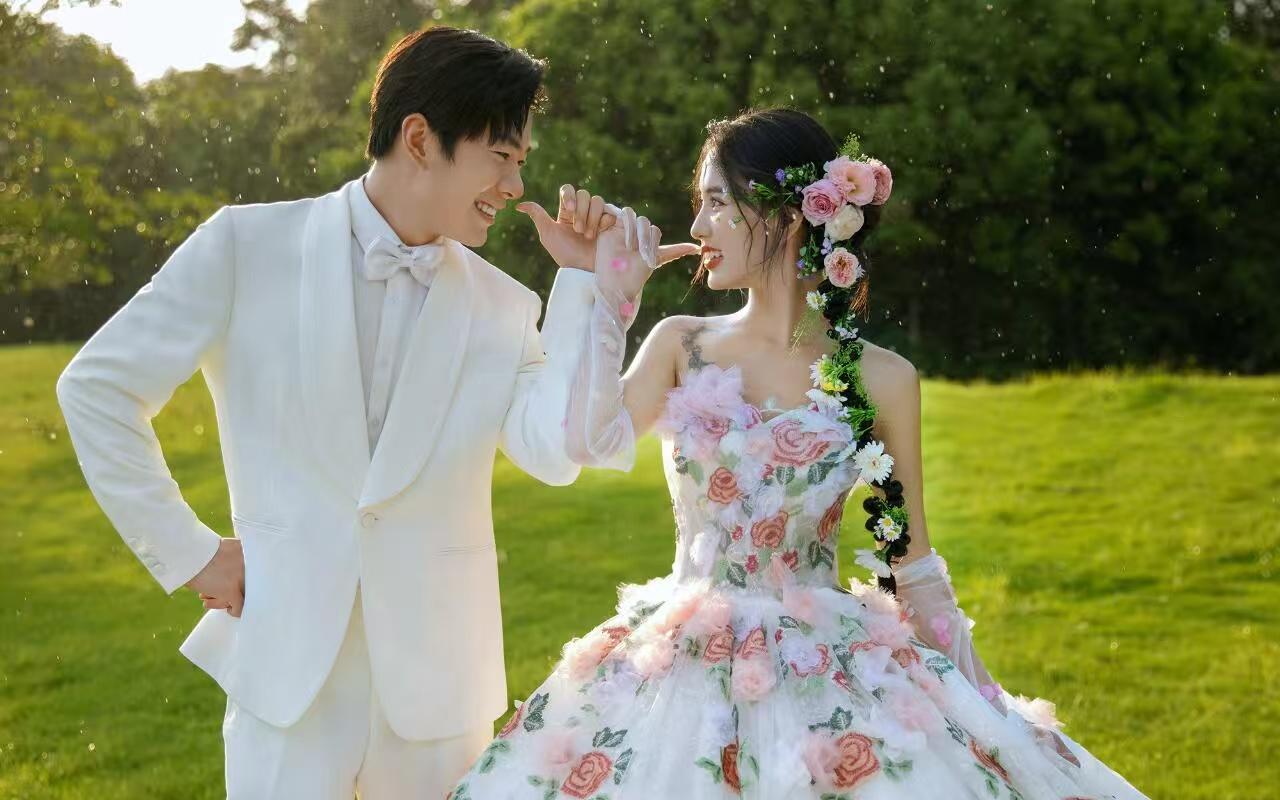 【婚纱照，遇到太阳雨，太浪漫了！】