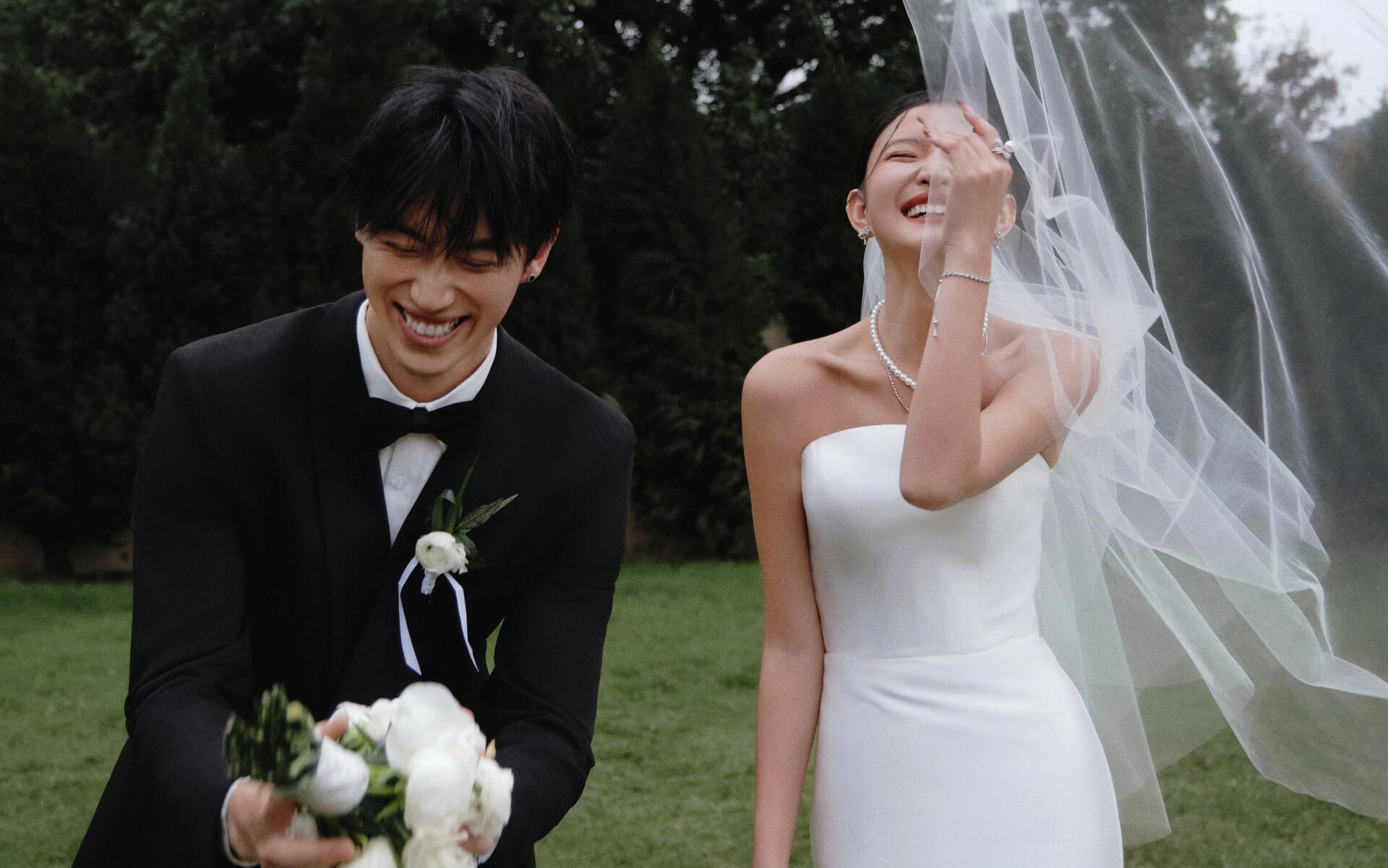 紀(jì)實(shí)草坪婚紗照