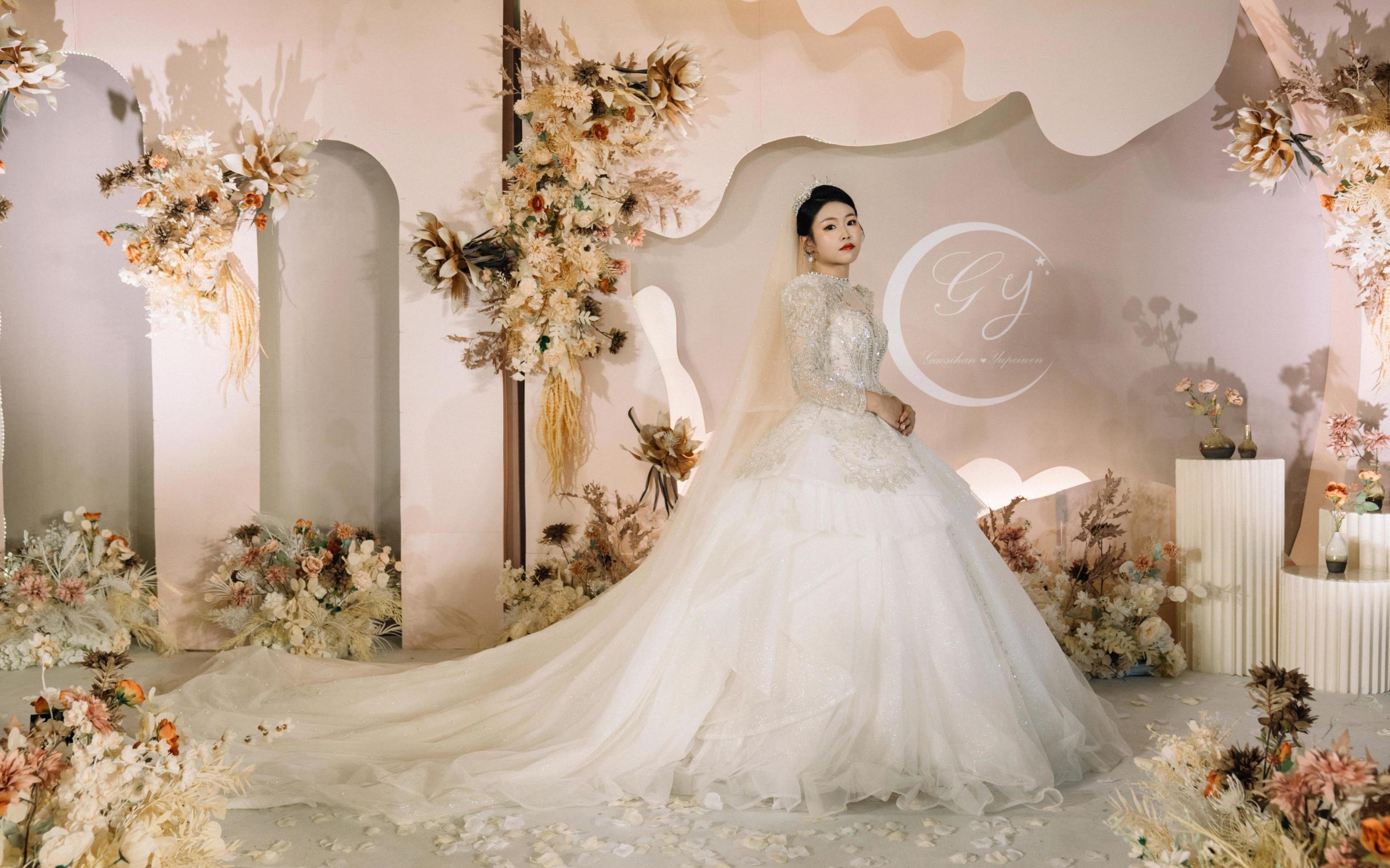 雅安小预算婚礼堂  豪华全水晶吊顶婚礼大蓉和酒店