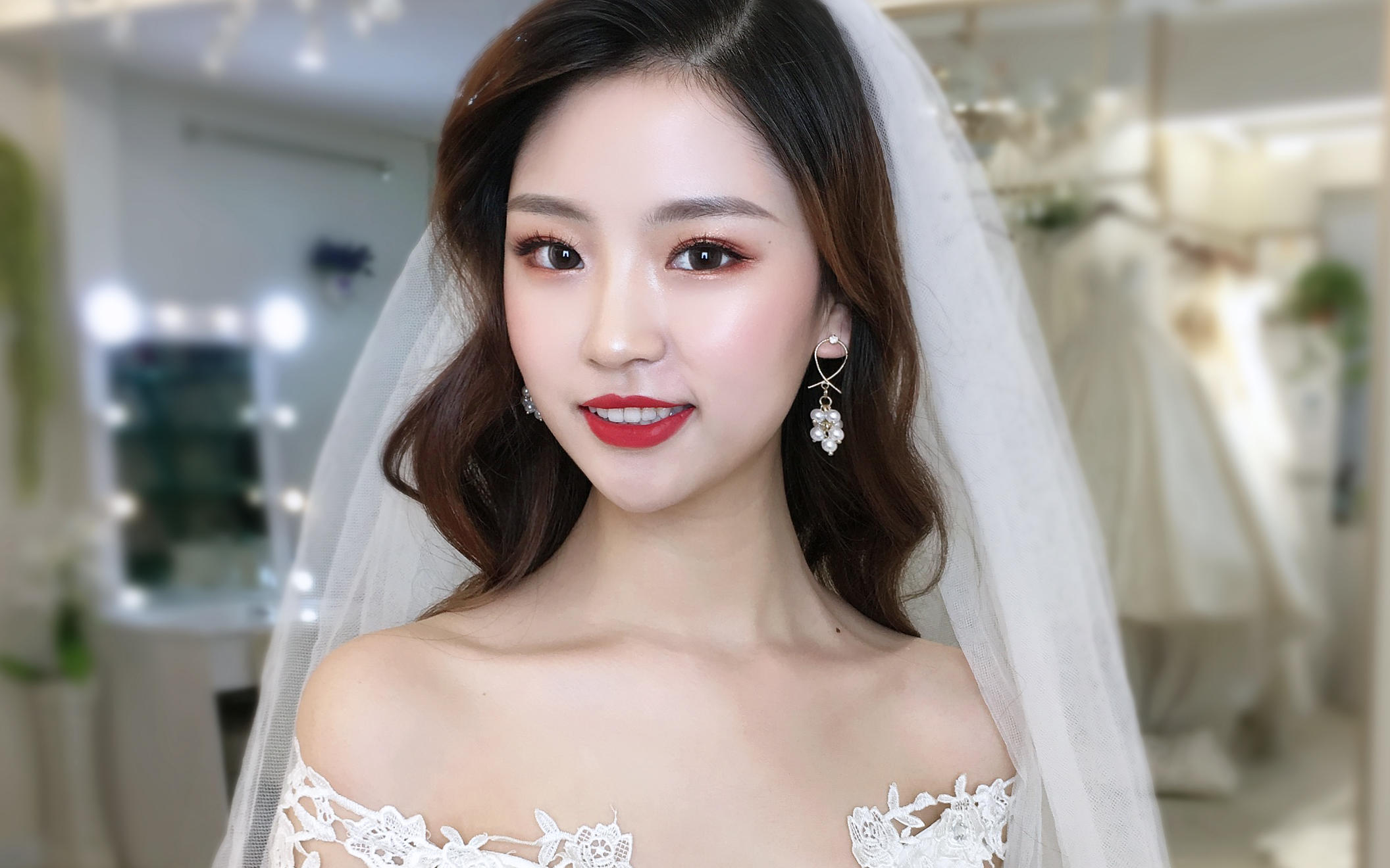 关于新娘化妆，自然亦是美