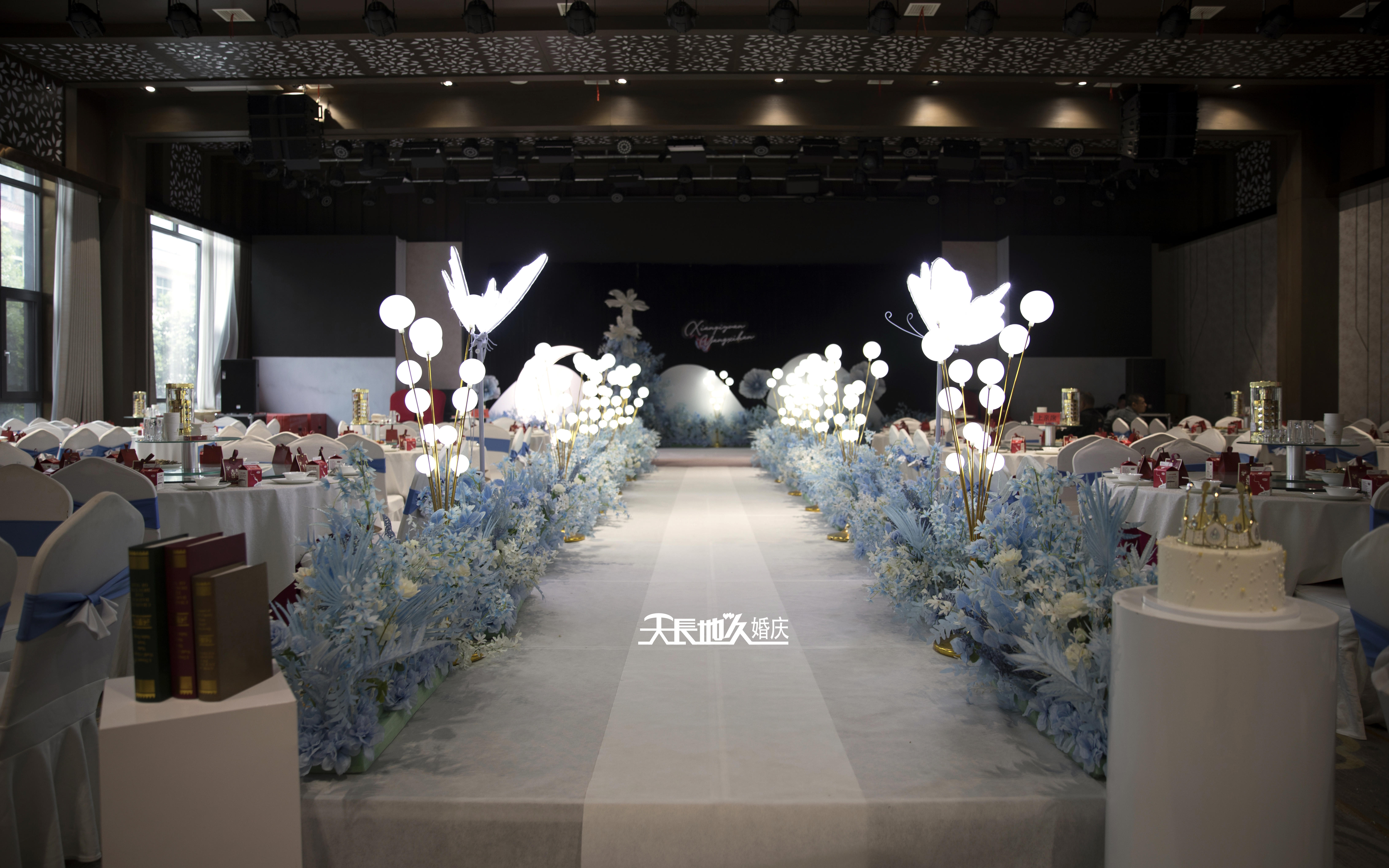 酒店白藍(lán)色系婚禮場(chǎng)景