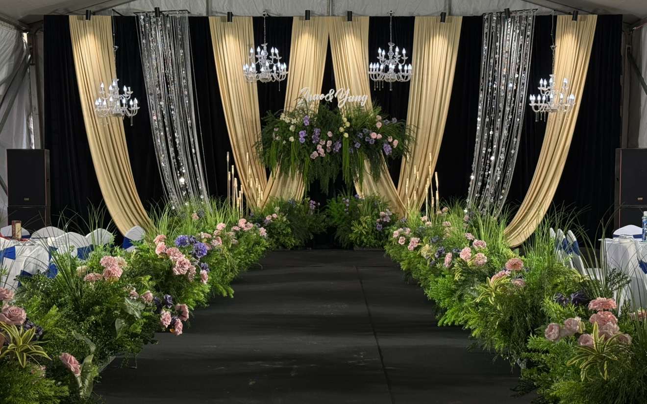 黑金為底，繁花綴夢筑禮堂