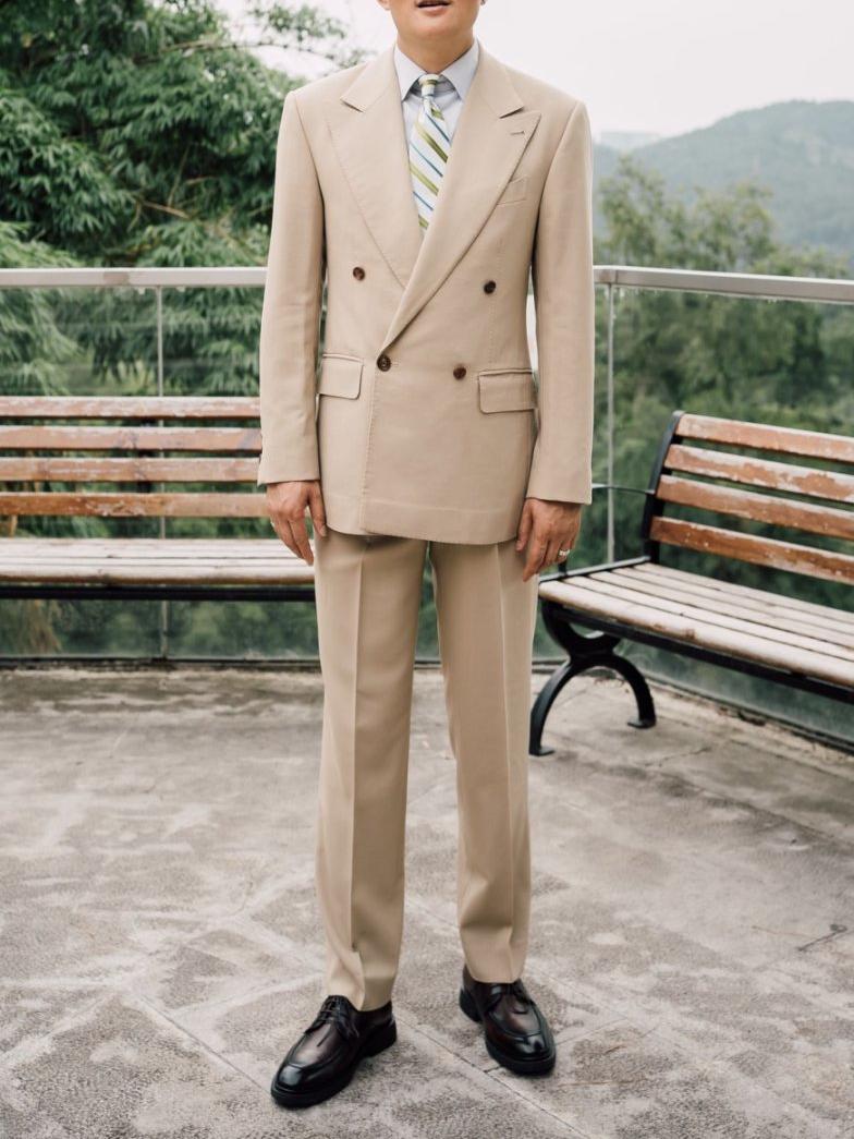四扣一双排扣西服