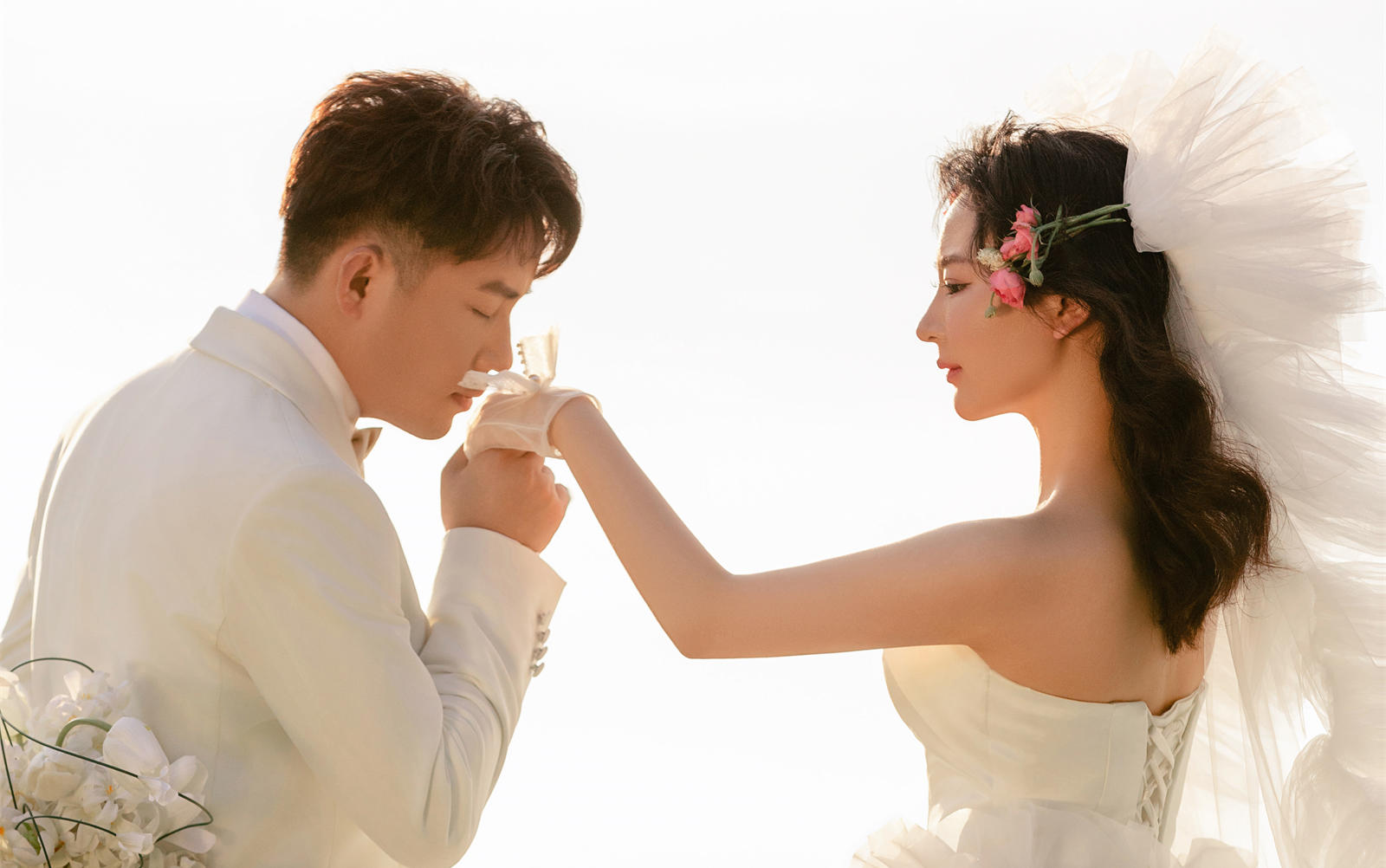 無(wú)法抗拒的夕陽(yáng)草坪婚紗照??一整個(gè)美住