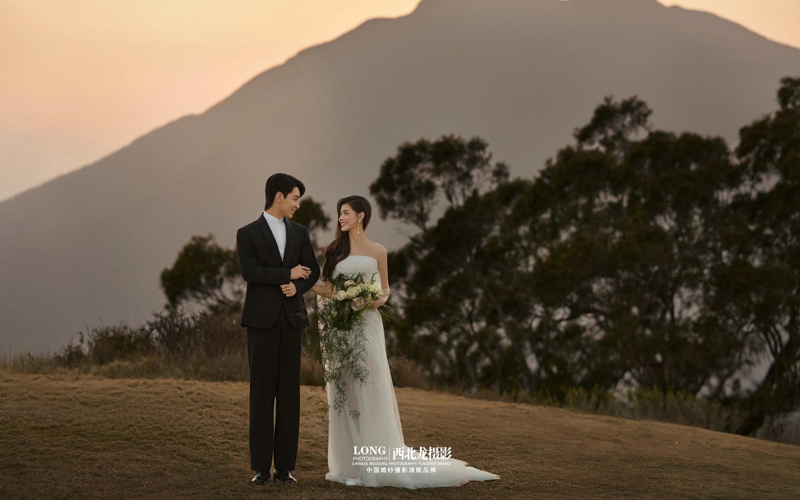 草坪婚纱照｜被落日吻过的浪漫