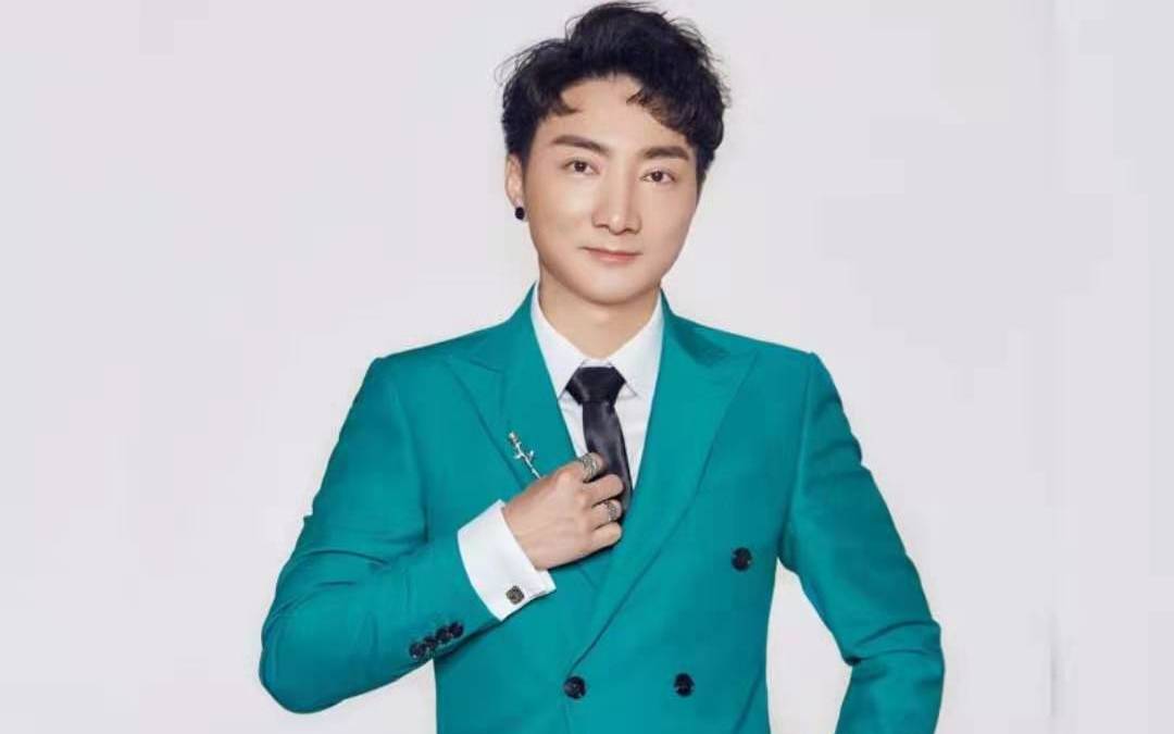 司仪傅傅+女歌手+小提琴+魔术表演+现场新娘秘书