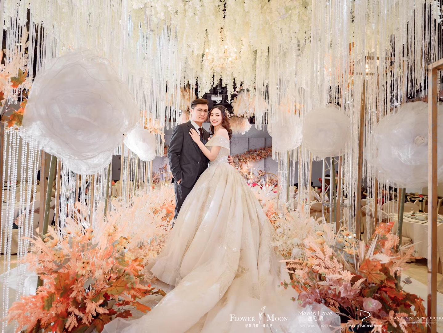 薇亚婚纱 镇店之作 赫本风优雅小V婚纱