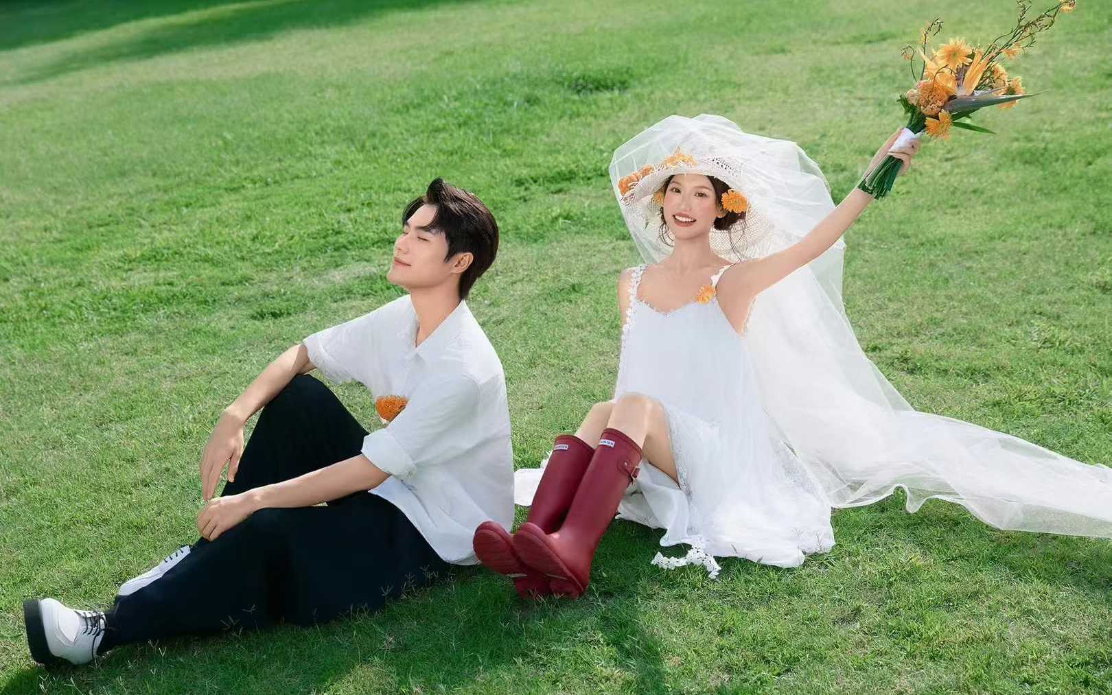 森系轻氧婚照：草坪上的白纱草帽与松弛氛围感