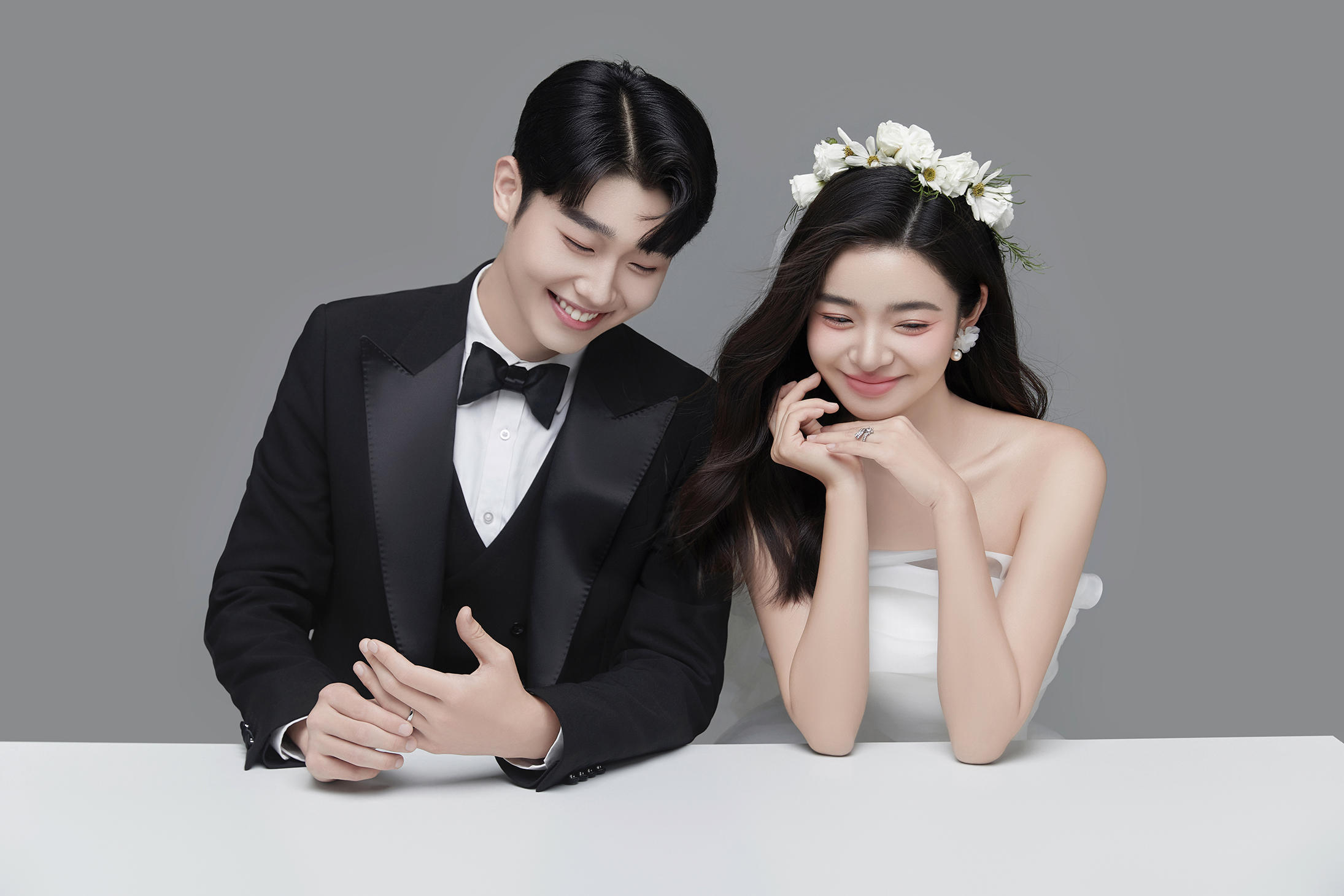 这组渐变灰极简婚纱照的美谁懂啊‼️结婚就拍它~