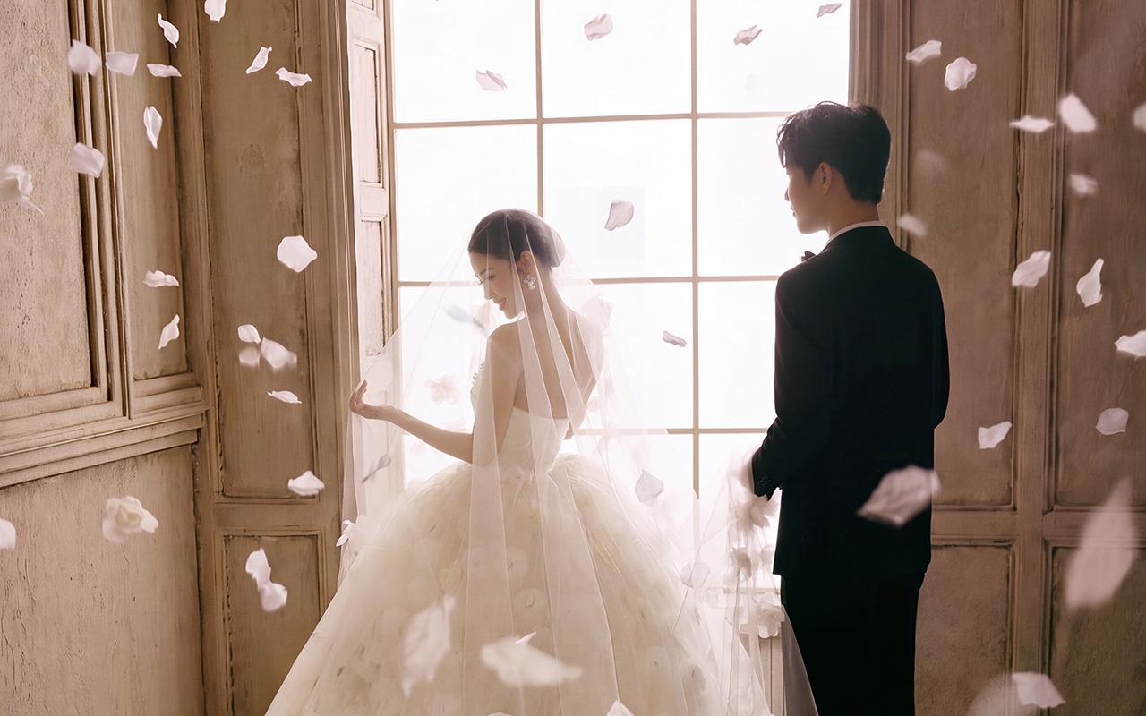 被花瓣雨包围的法式复古婚纱照｜美到像走进了油画里