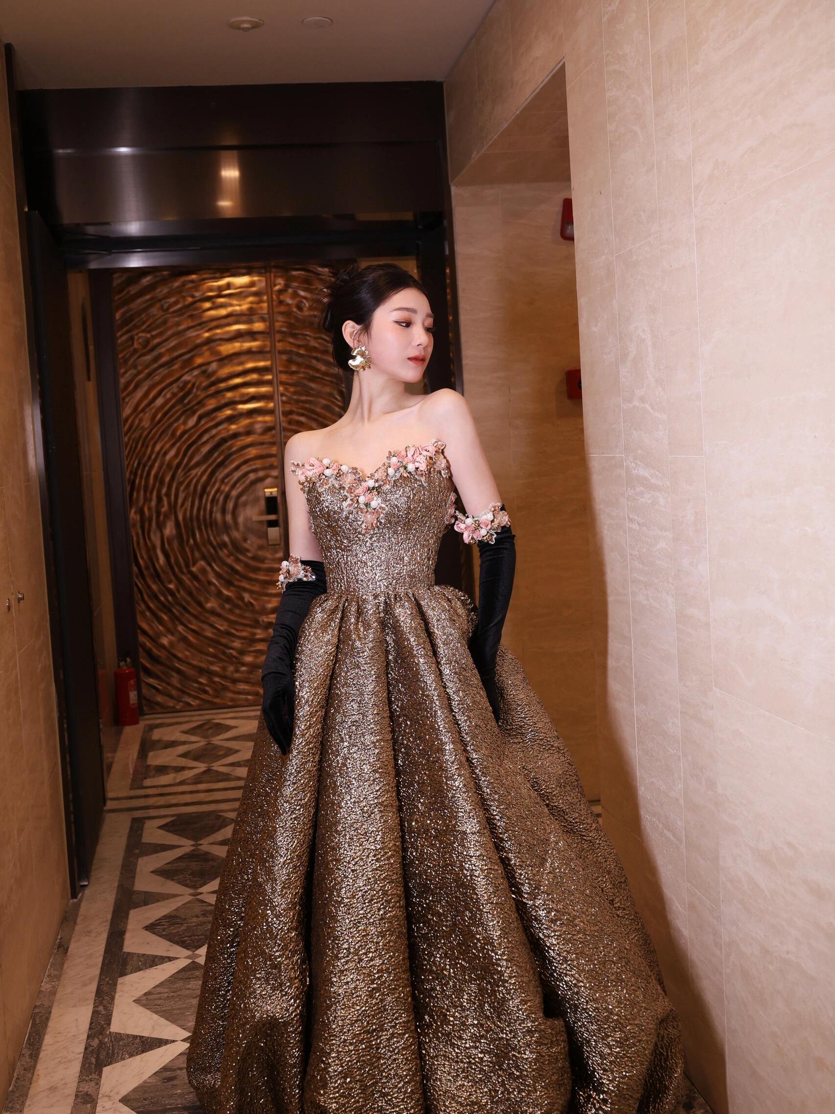 云喜婚纱——金色抹胸花朵