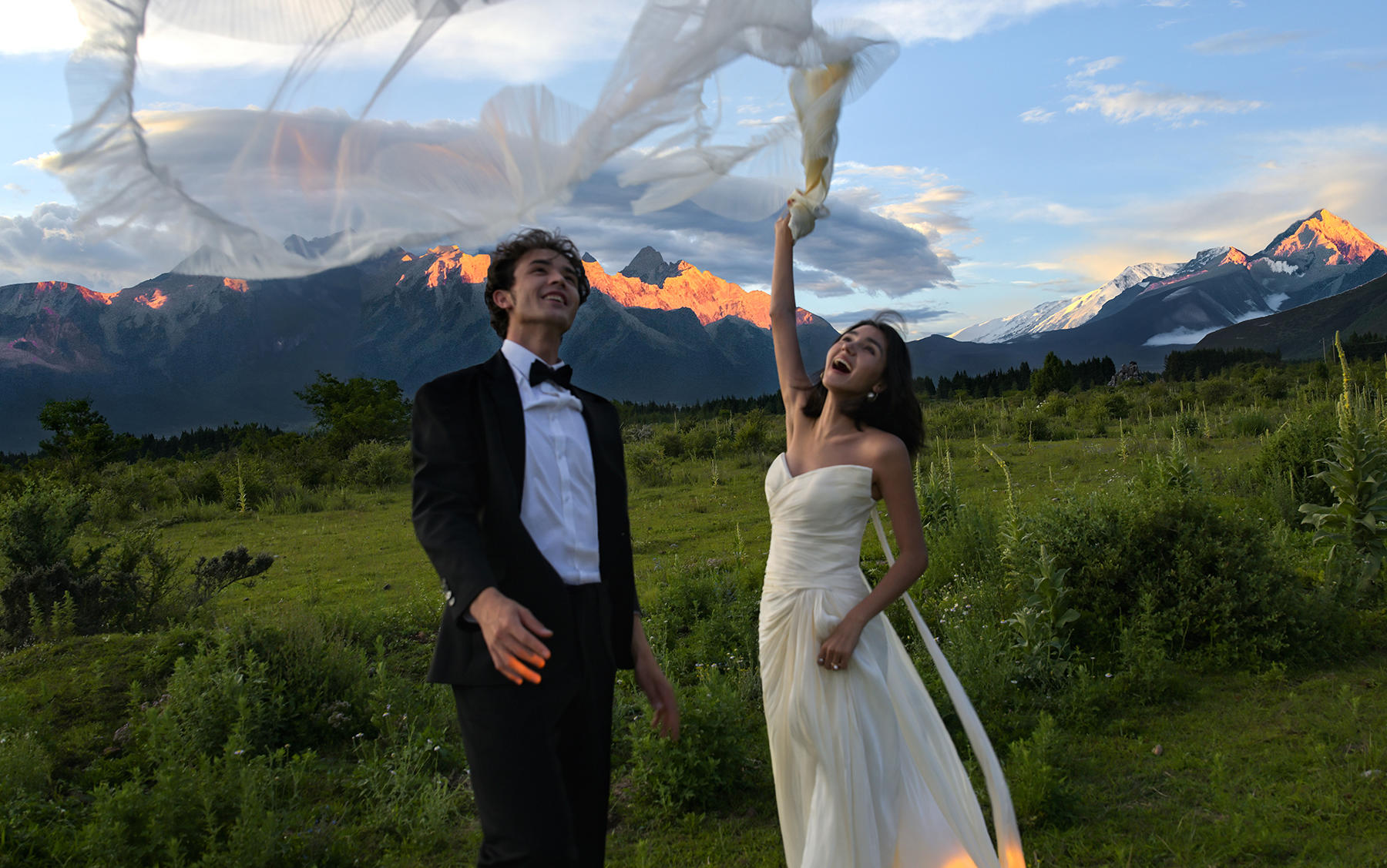 丽江样片·在雪山下的草坪拍婚纱照丨把浪漫抛进风里