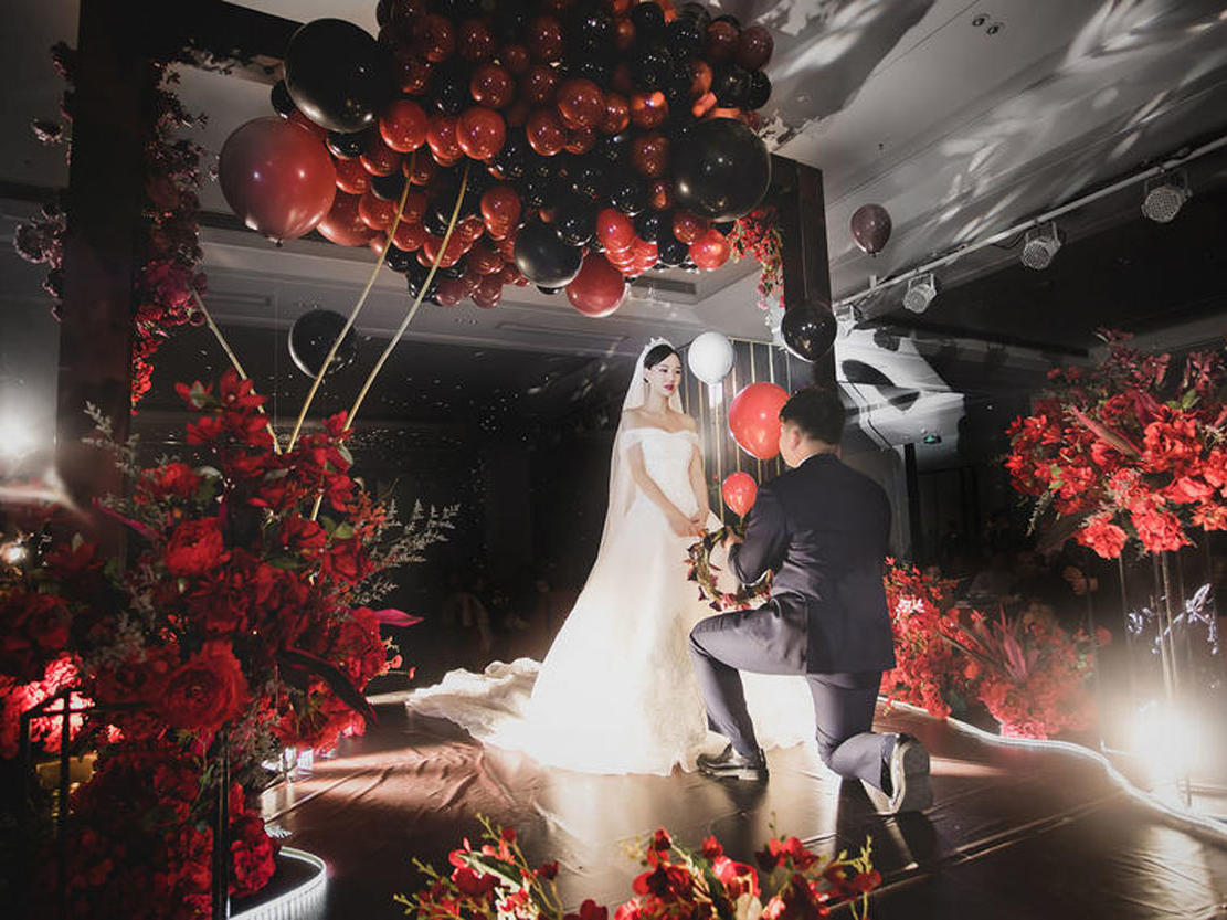  大气黑红色系  惊艳全场