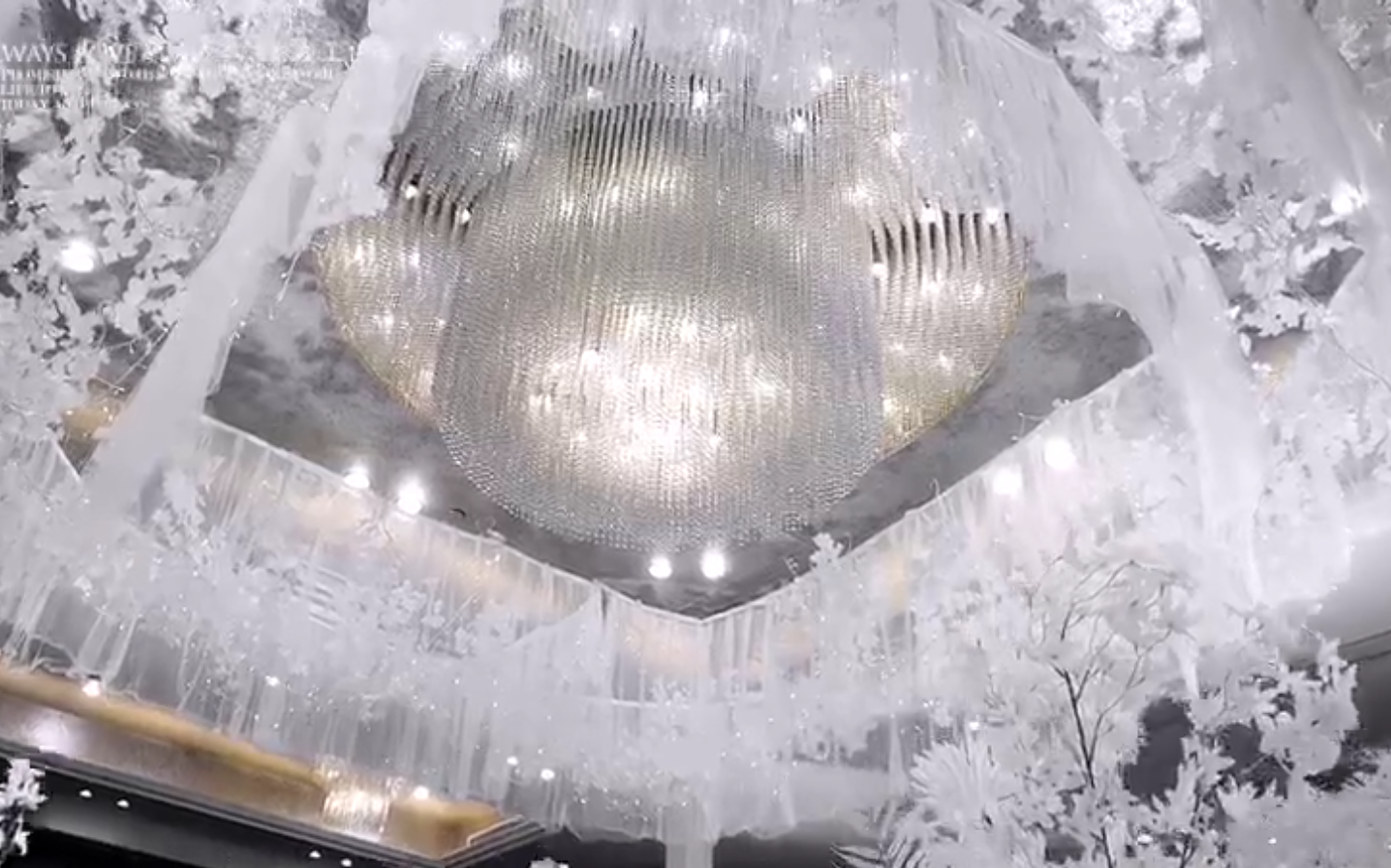 你眨眨眼睛就变成一颗星星落入我的心