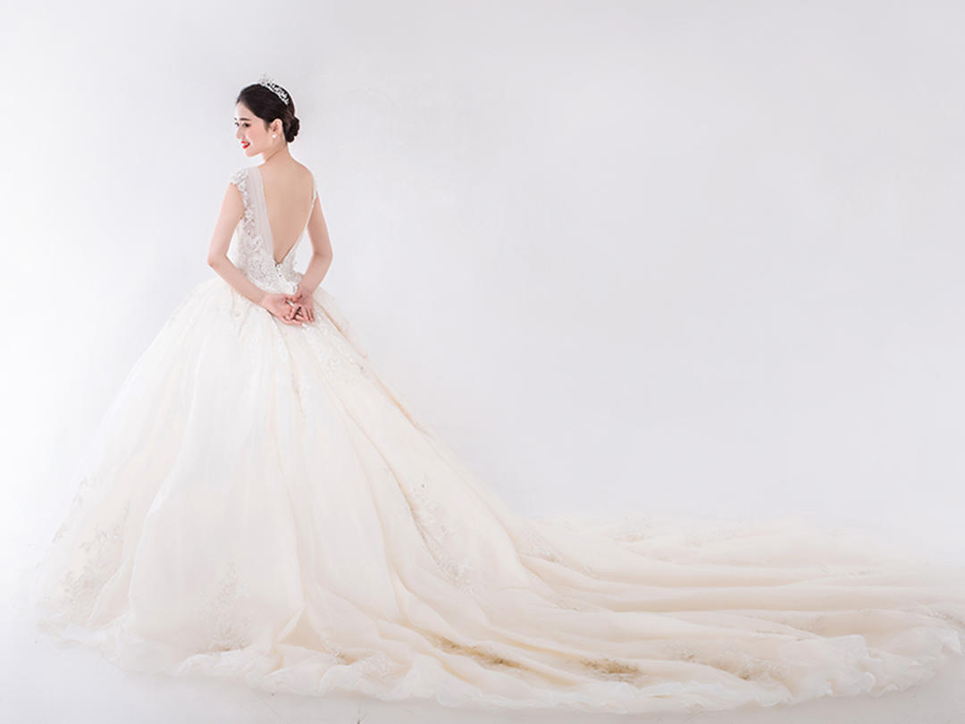限时抢订时尚品质婚纱礼服 全款再送定制晨袍