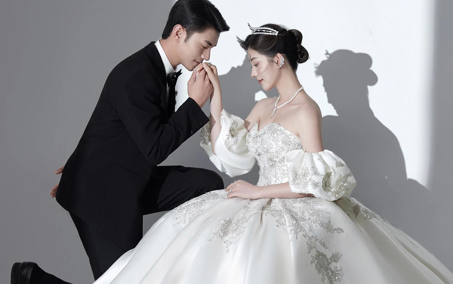 太爱这种高级感缎面简约光影婚纱照💫 