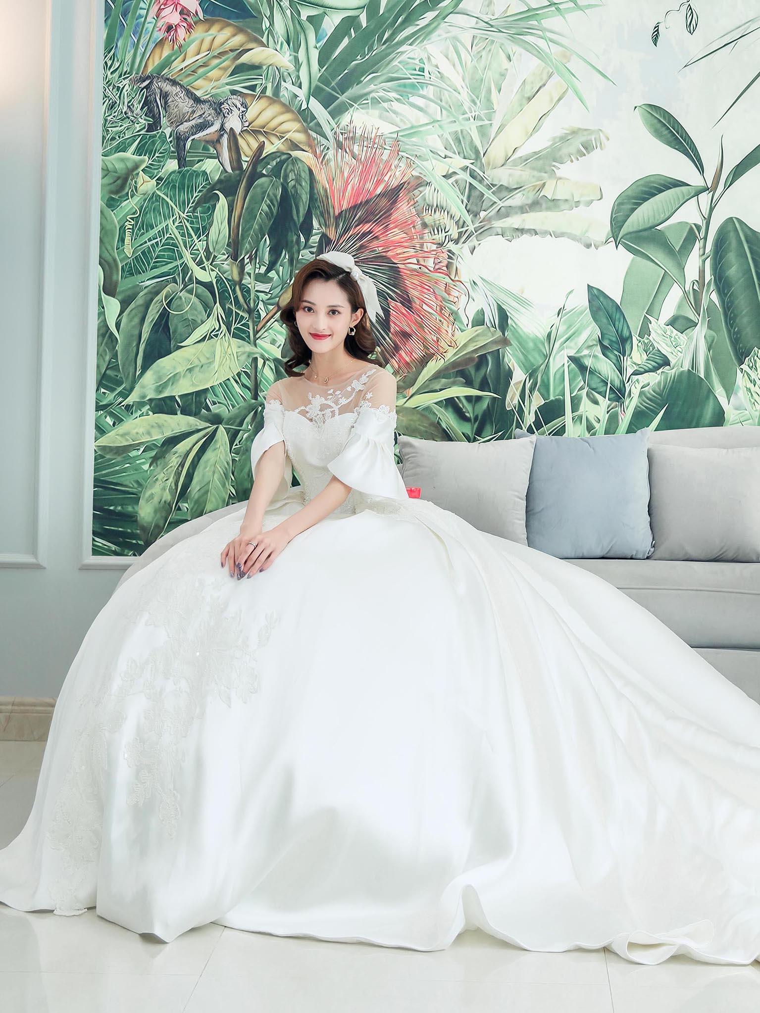 缎面甜美荷叶边泡泡袖婚纱礼服 娇小型新娘必试