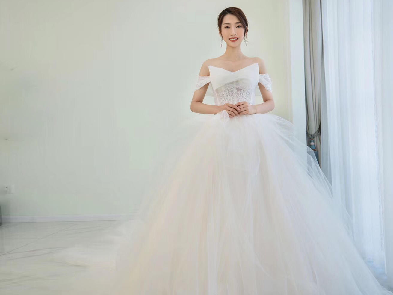 【楼·蘭君】小吊肩立体蝴蝶结主纱