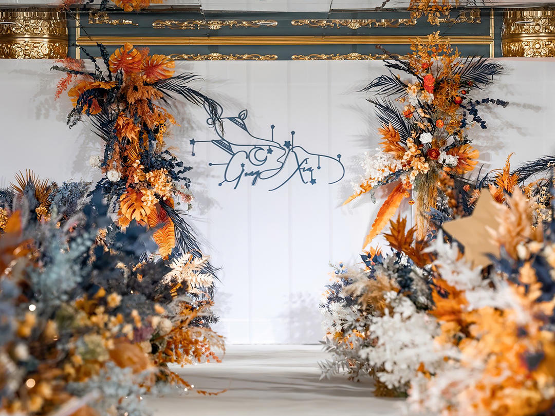 【刷爆朋友圈的婚礼】蓝橙色撞色花艺婚礼主题