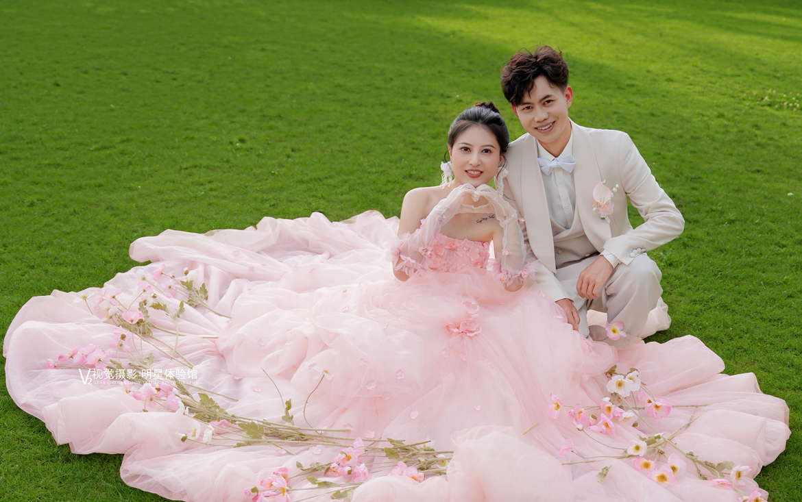 小清新草坪婚纱照