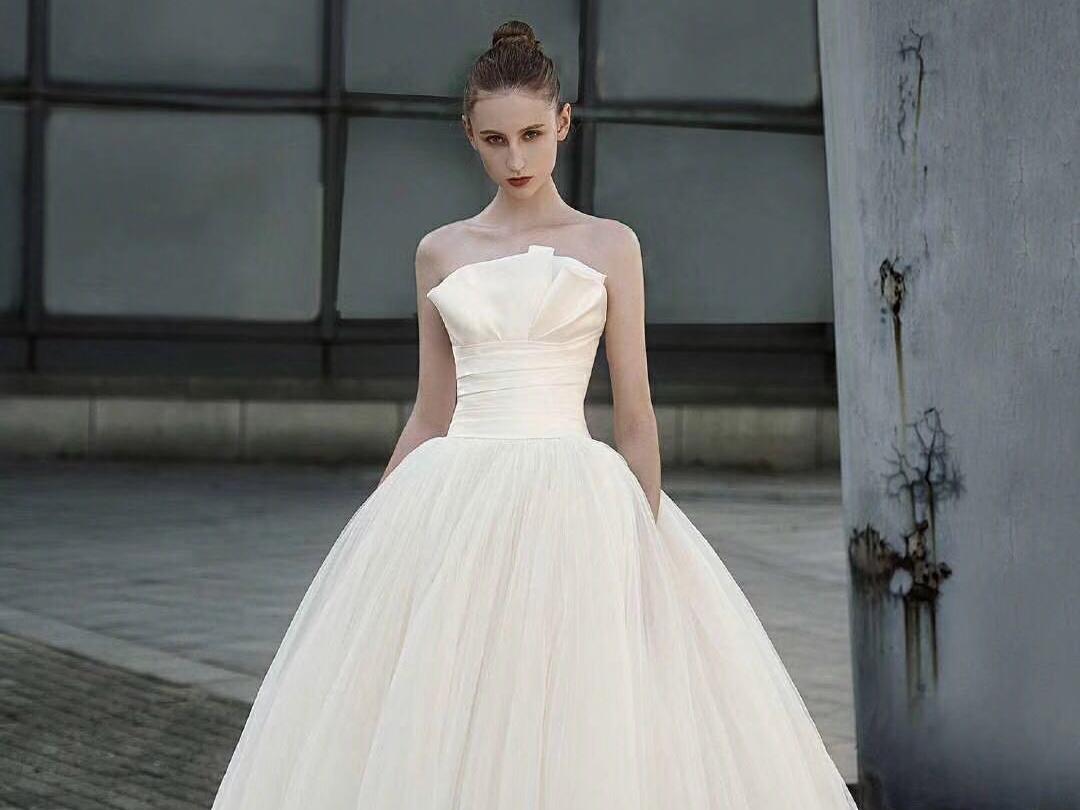 森系飘逸主纱＋清秀佳人秀禾＋简约敬酒服＋伴娘服