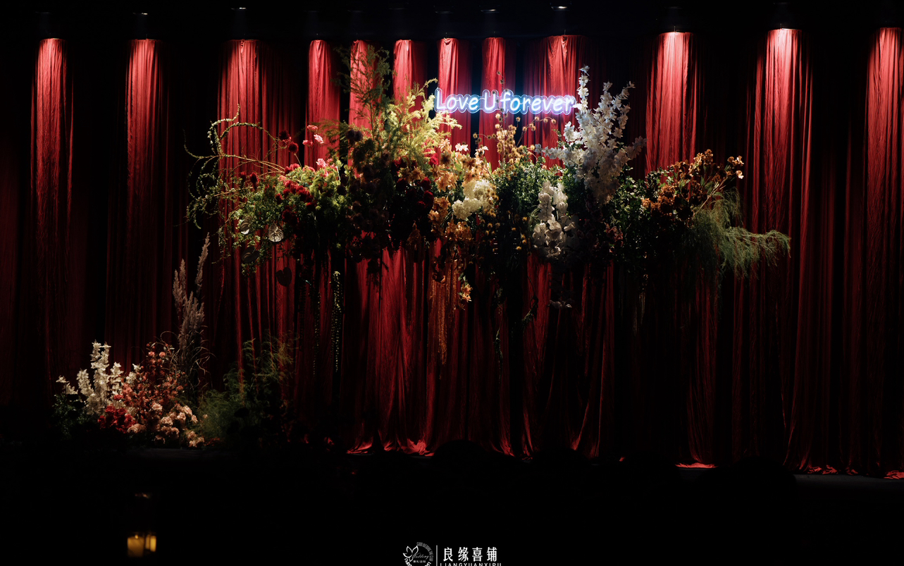 小預(yù)算紅色布幔婚禮