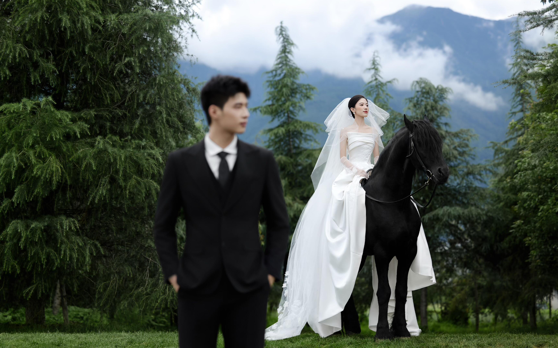 马搭配缎面婚纱，仪式感拉满