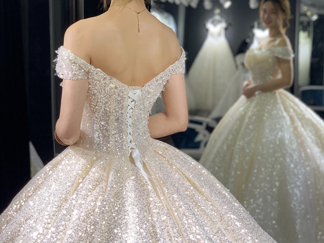 香槟金大拖尾，穿上它你就是最耀眼的女王