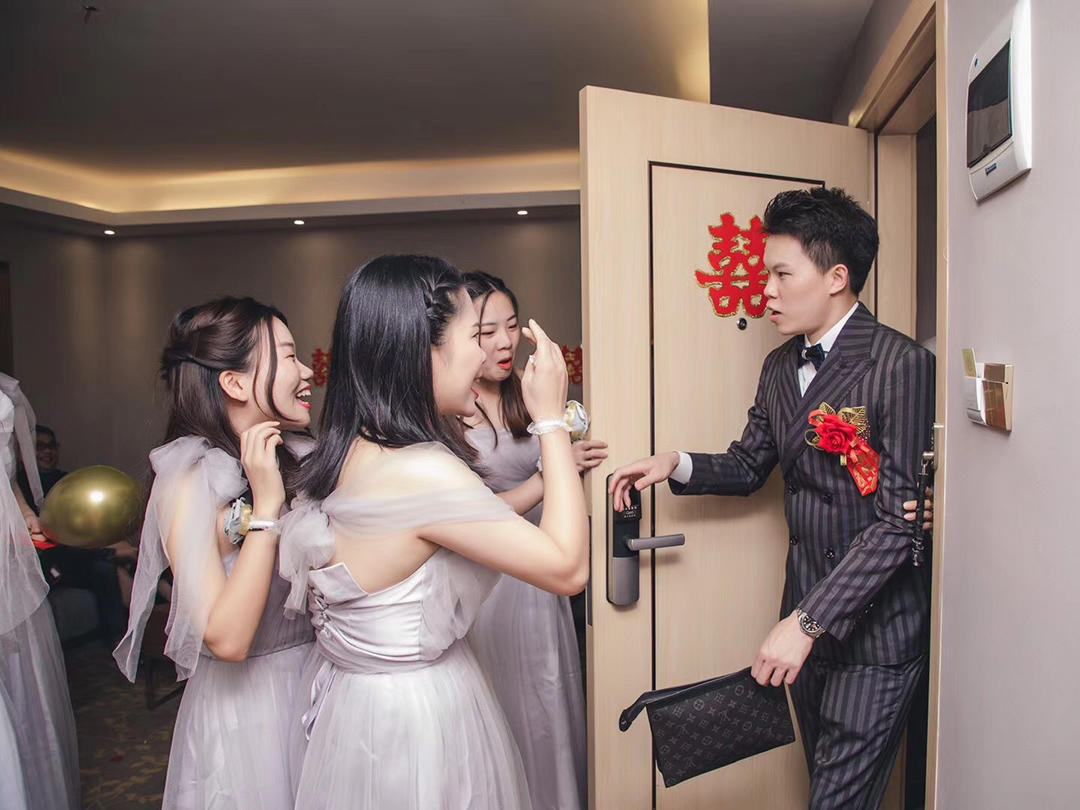 不含布置+摄影+摄像+化妆+免租婚纱或裙褂一套