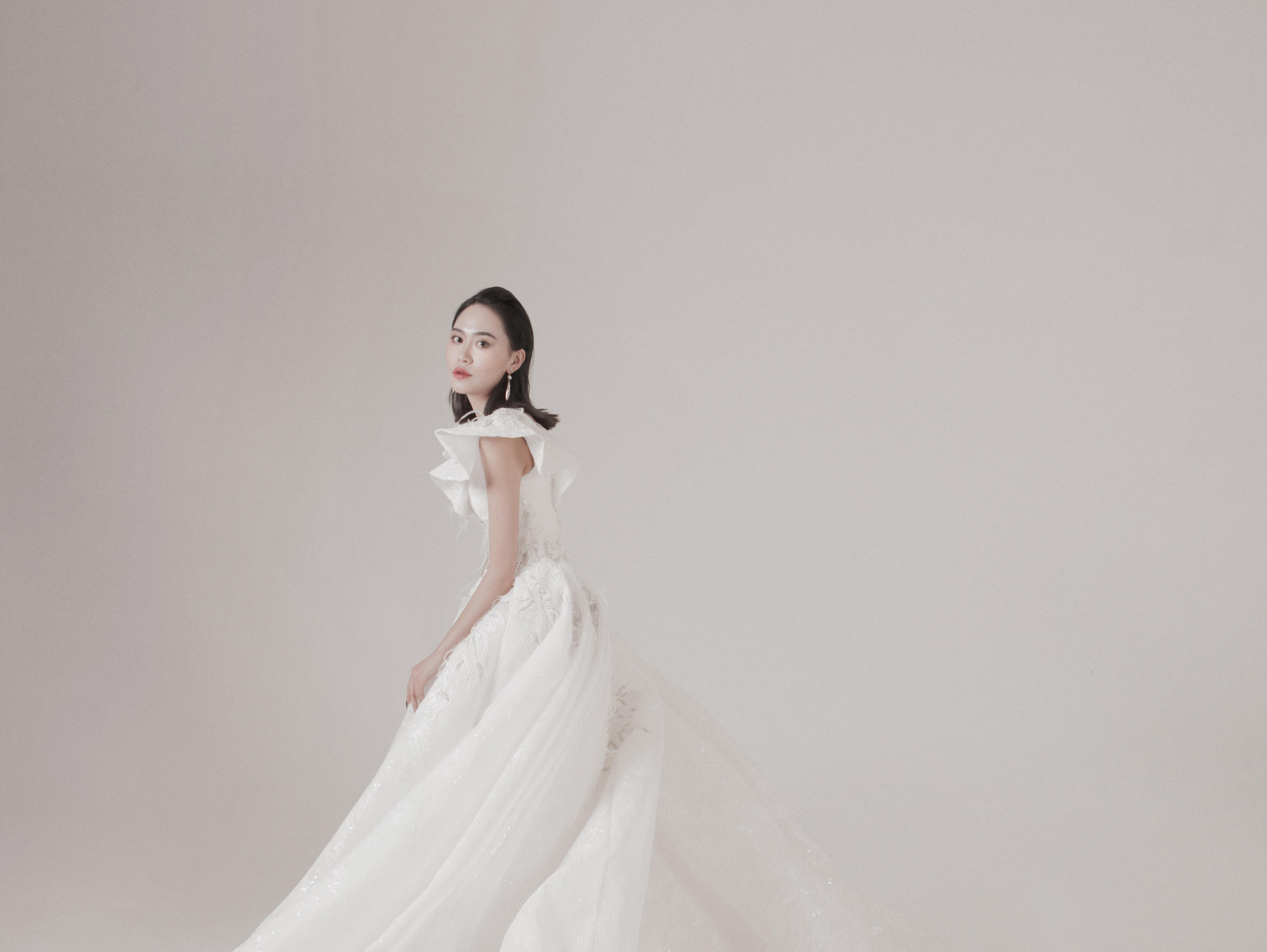 [唯誓婚纱] 南非进口羽毛花边拖尾主纱