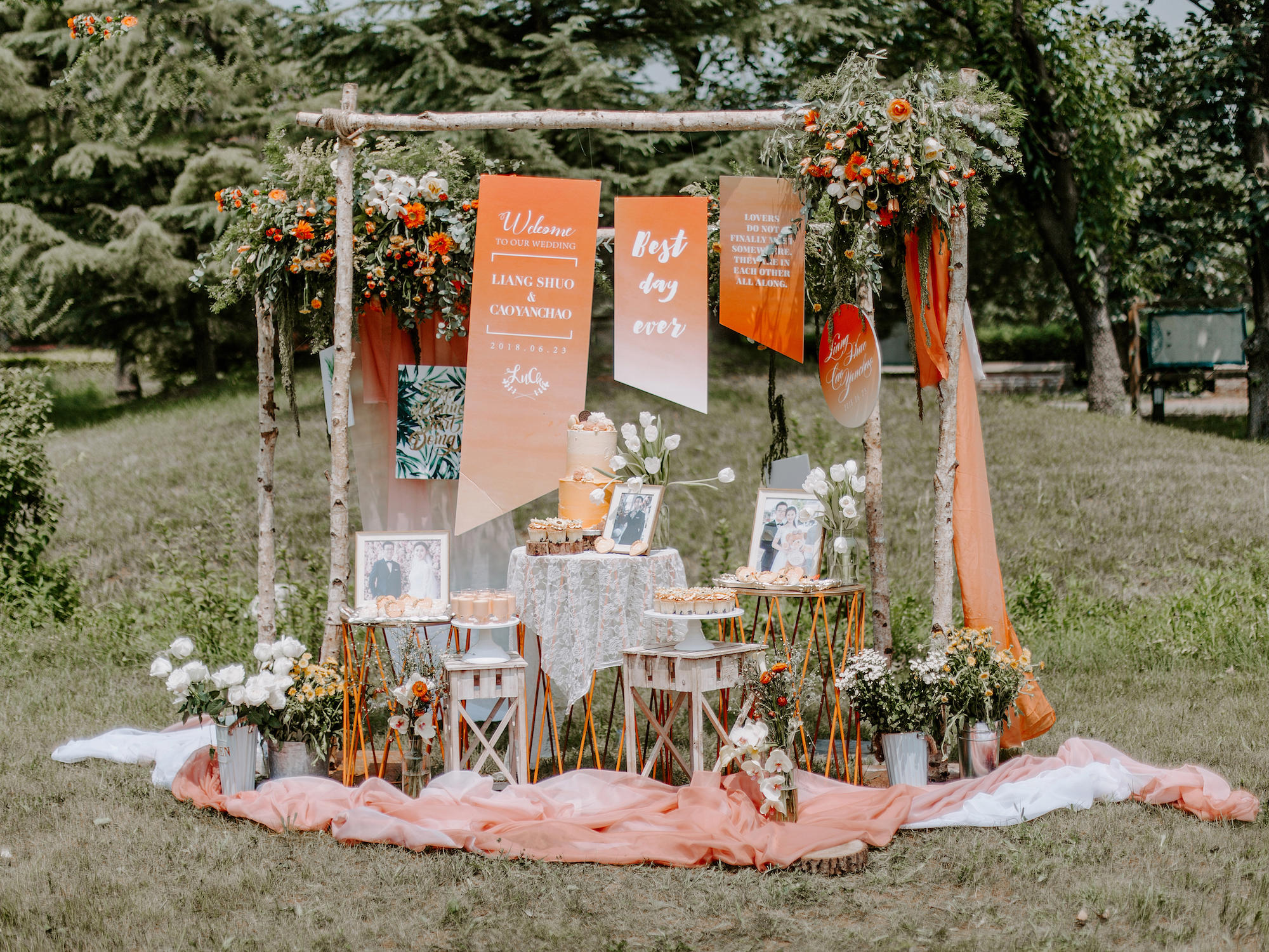 户外草坪小清新黄橙色婚礼