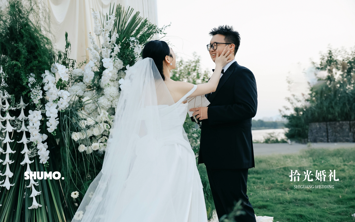 白绿色草坪婚礼