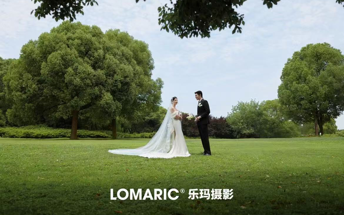 阳光穿过缝隙 洒落在发丝和婚纱上  森系婚纱照