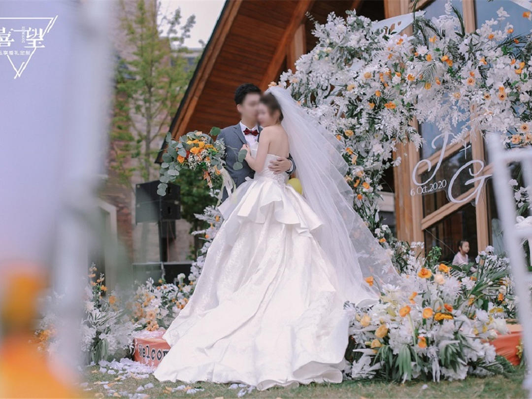 白色橙色清新草坪婚礼限时特惠套系