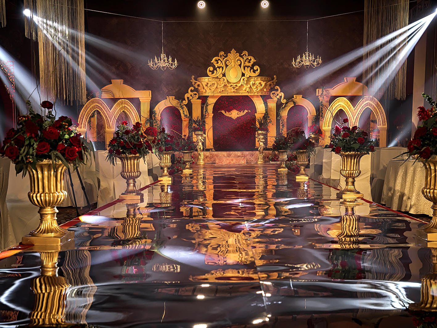 《女王驾到》高贵、奢华、欧式、红金。