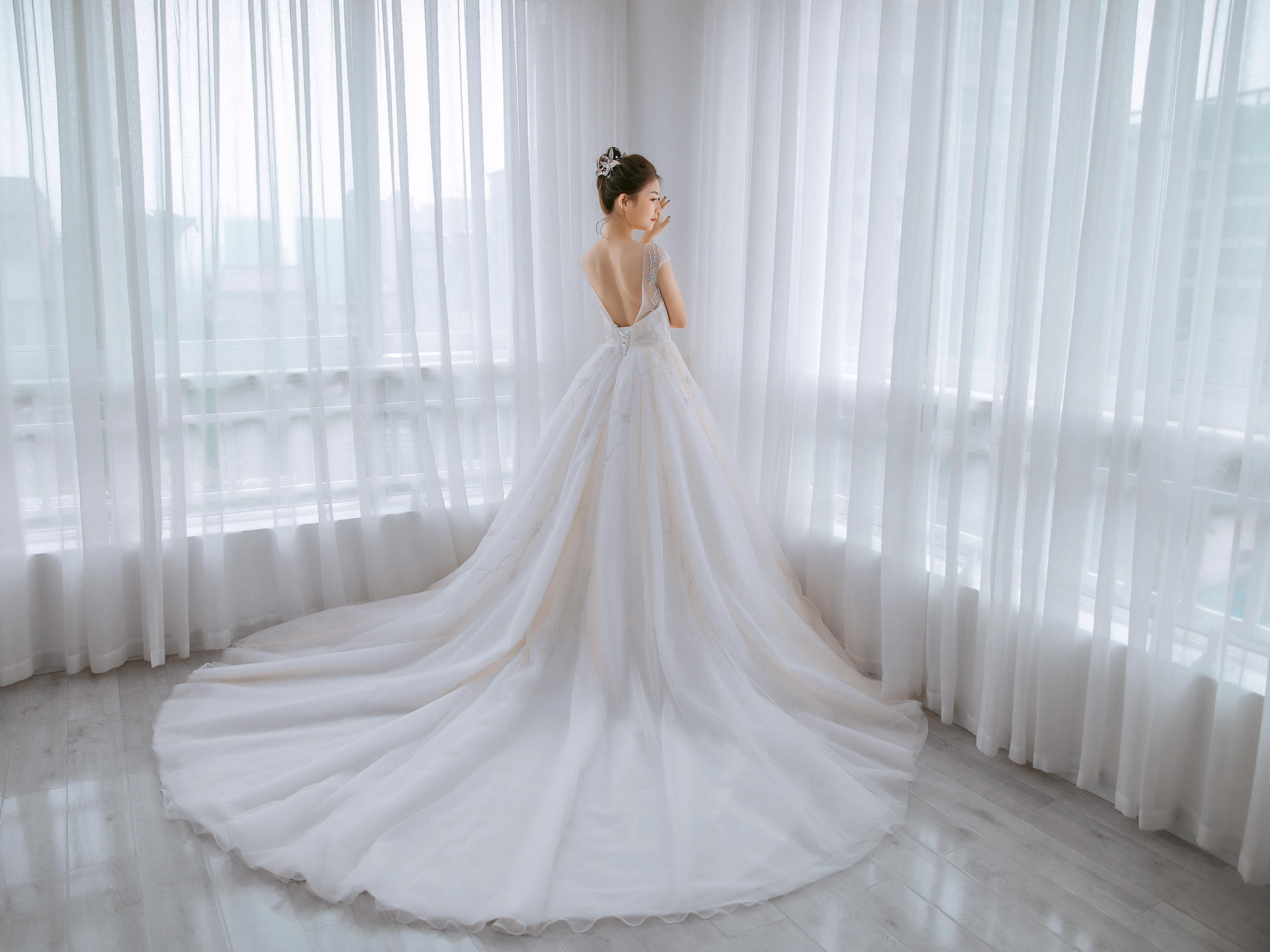 【董小姐婚纱工作室】出门齐地纱+敬酒服+全程跟妆