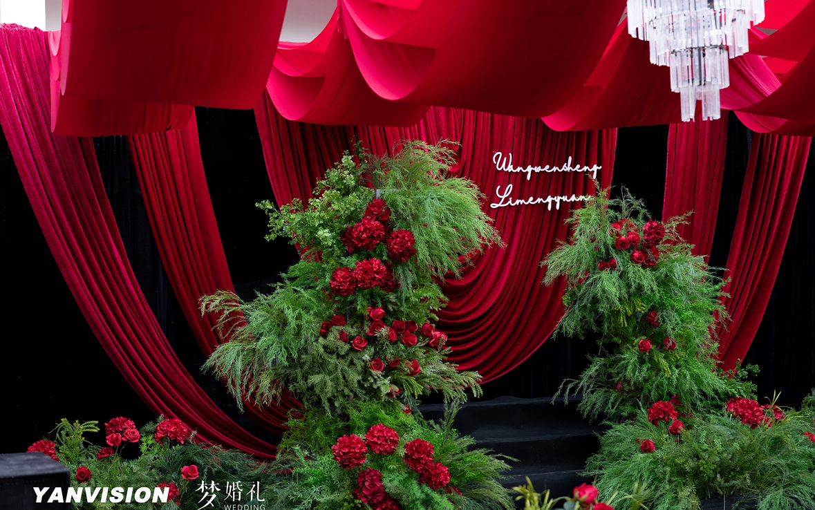 老家庭院深处，韩系红礼静绽芬芳