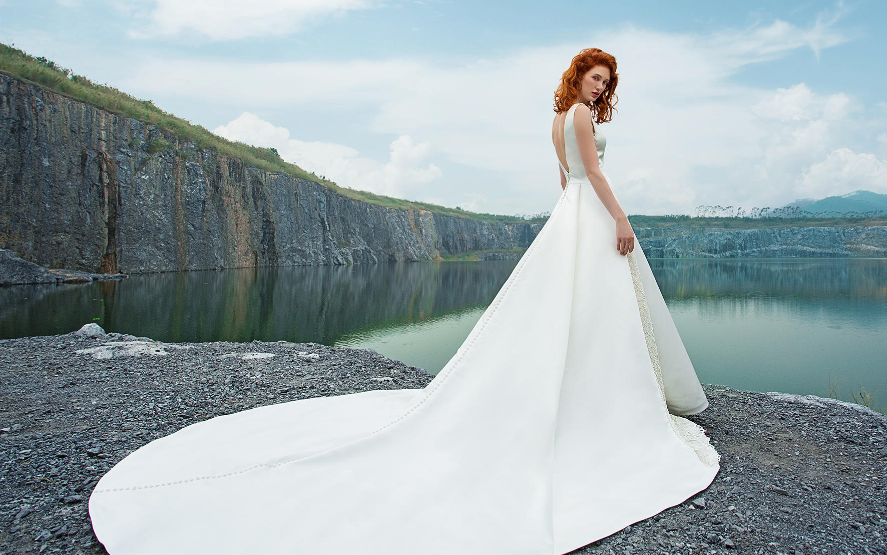  查 慕 婚 纱 礼 服