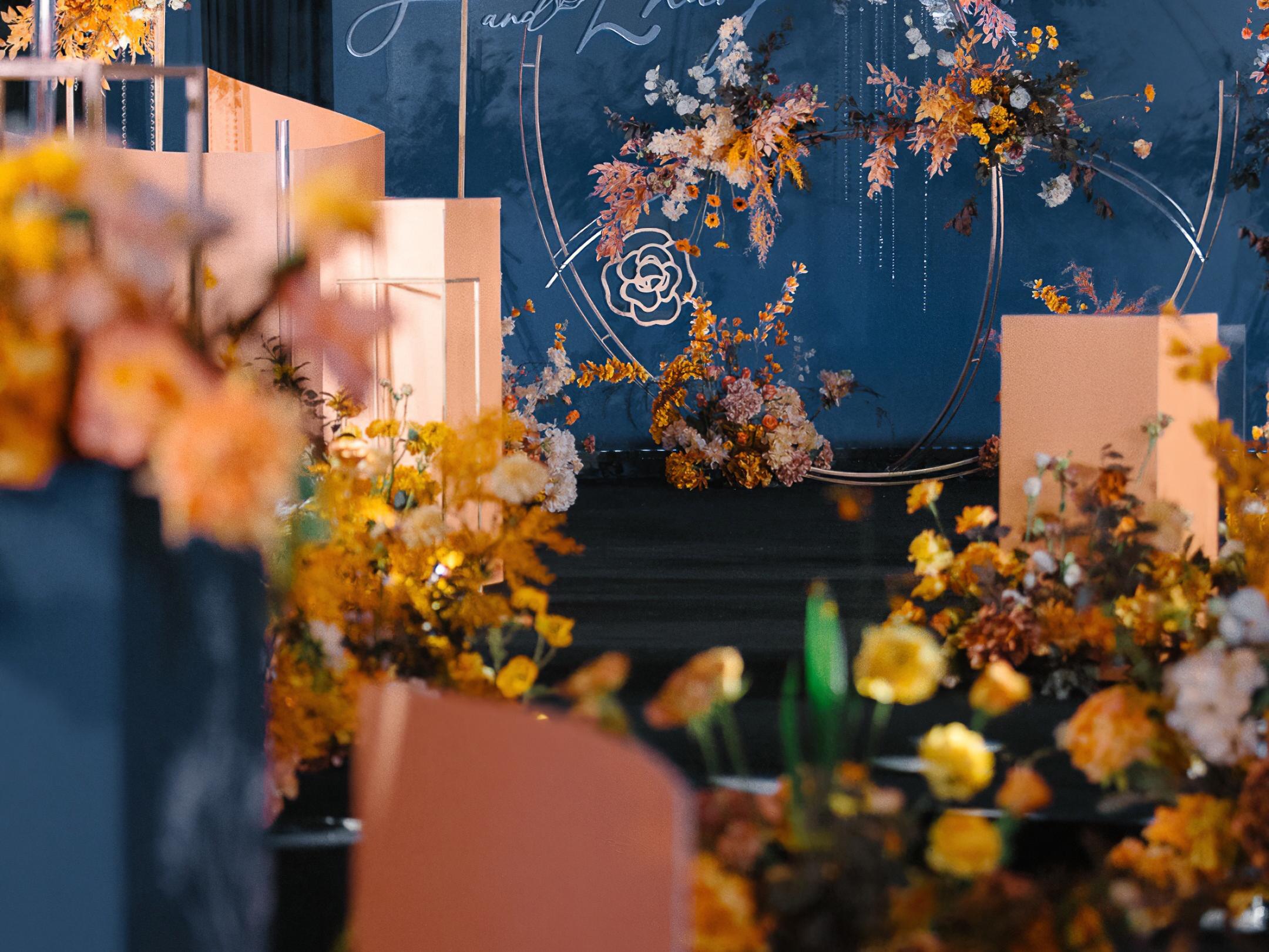 复古文艺｜蔚蓝莫兰迪撞色+高端主持人，跟妆