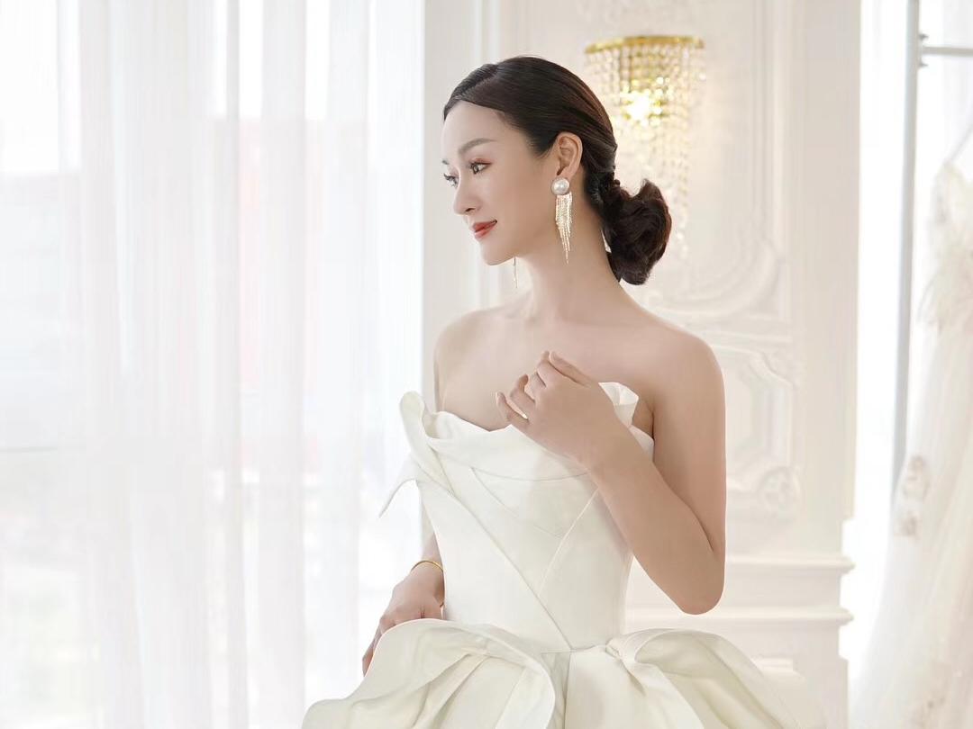 缎面抹胸婚纱，气质感爆棚，谁穿谁优雅的神奇婚纱