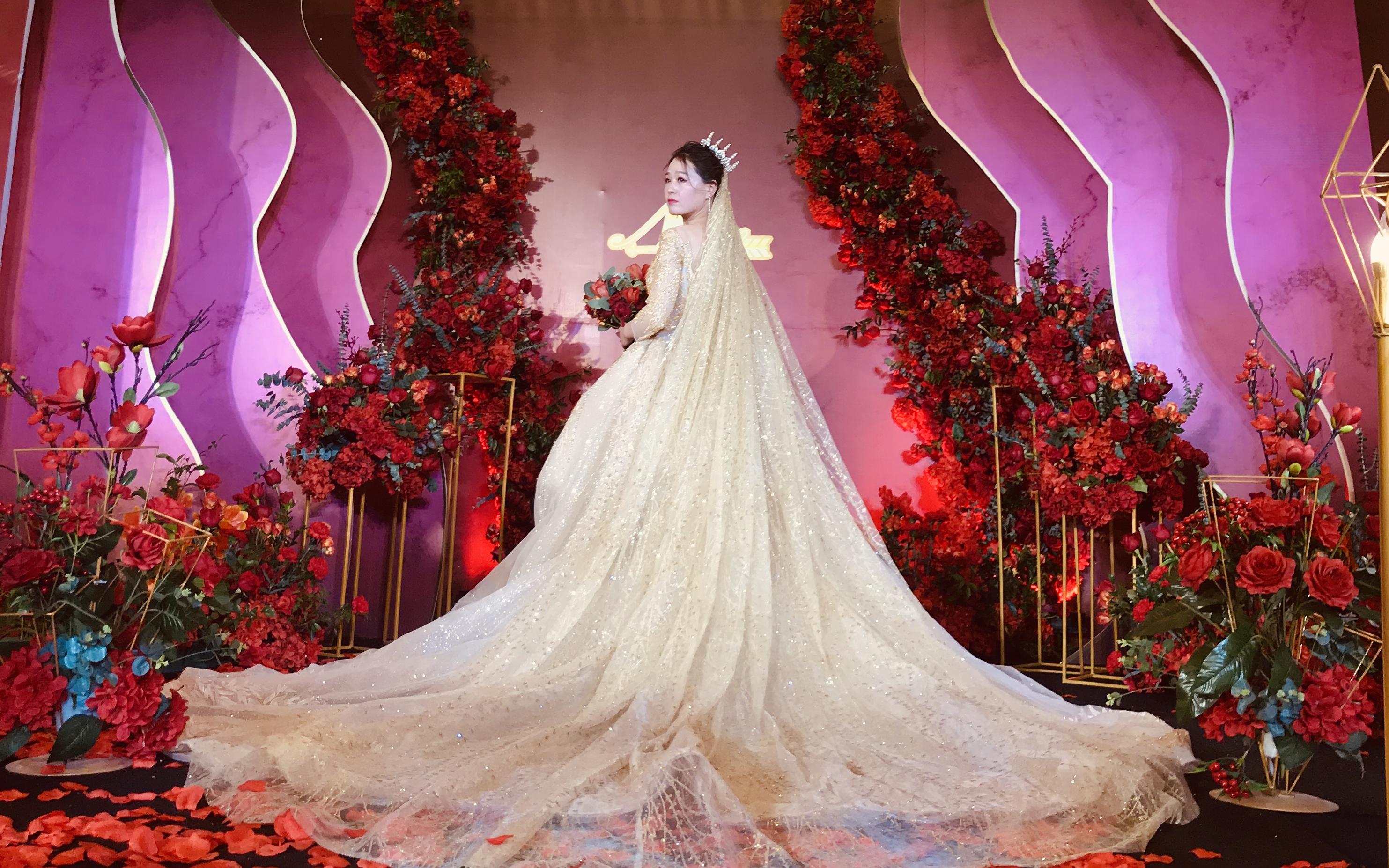 琥珀金高级钉珠款主婚纱 天鹅颈新娘首选