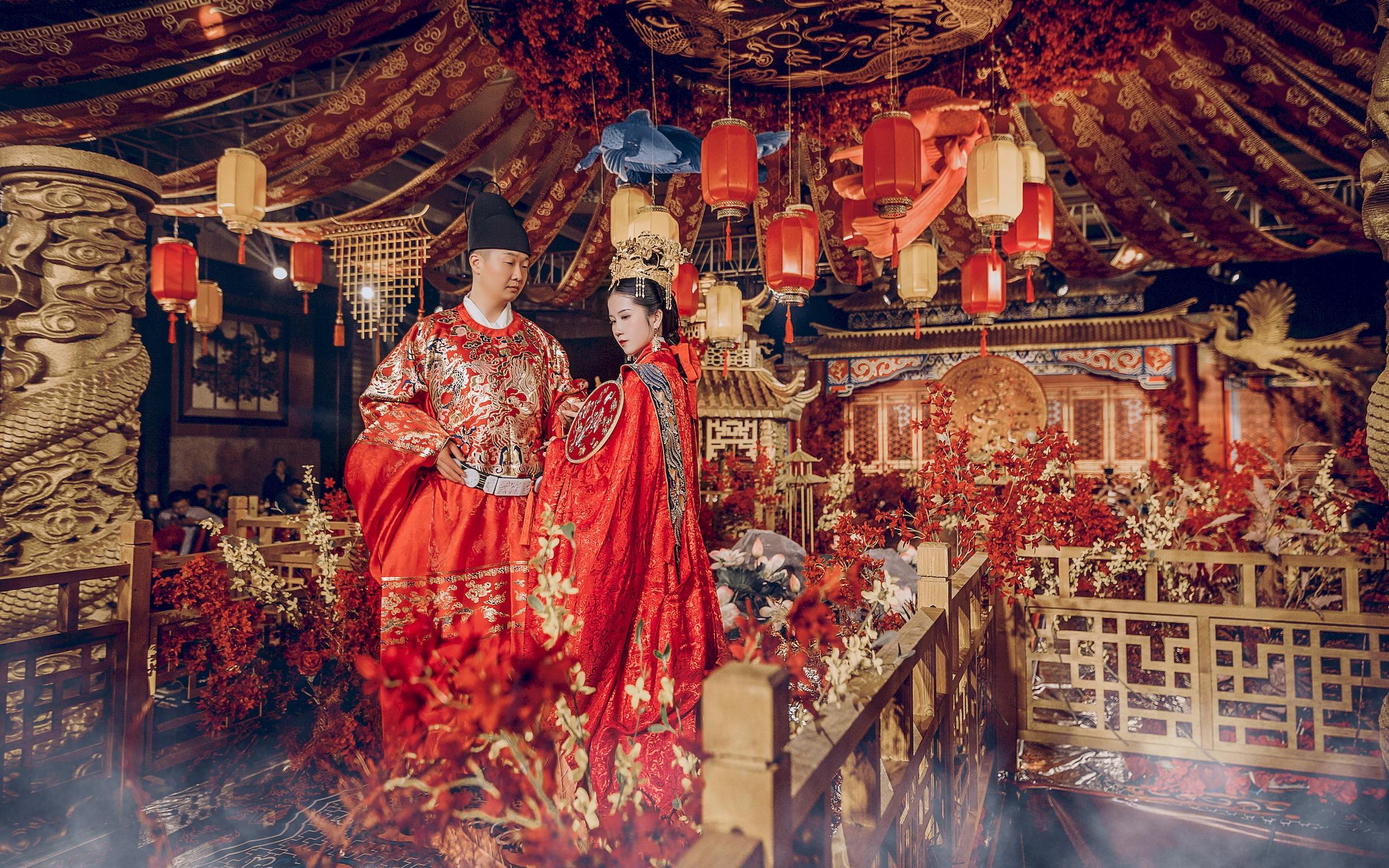 华夏女子，万里霓裳，凤冠霞帔，千里红妆