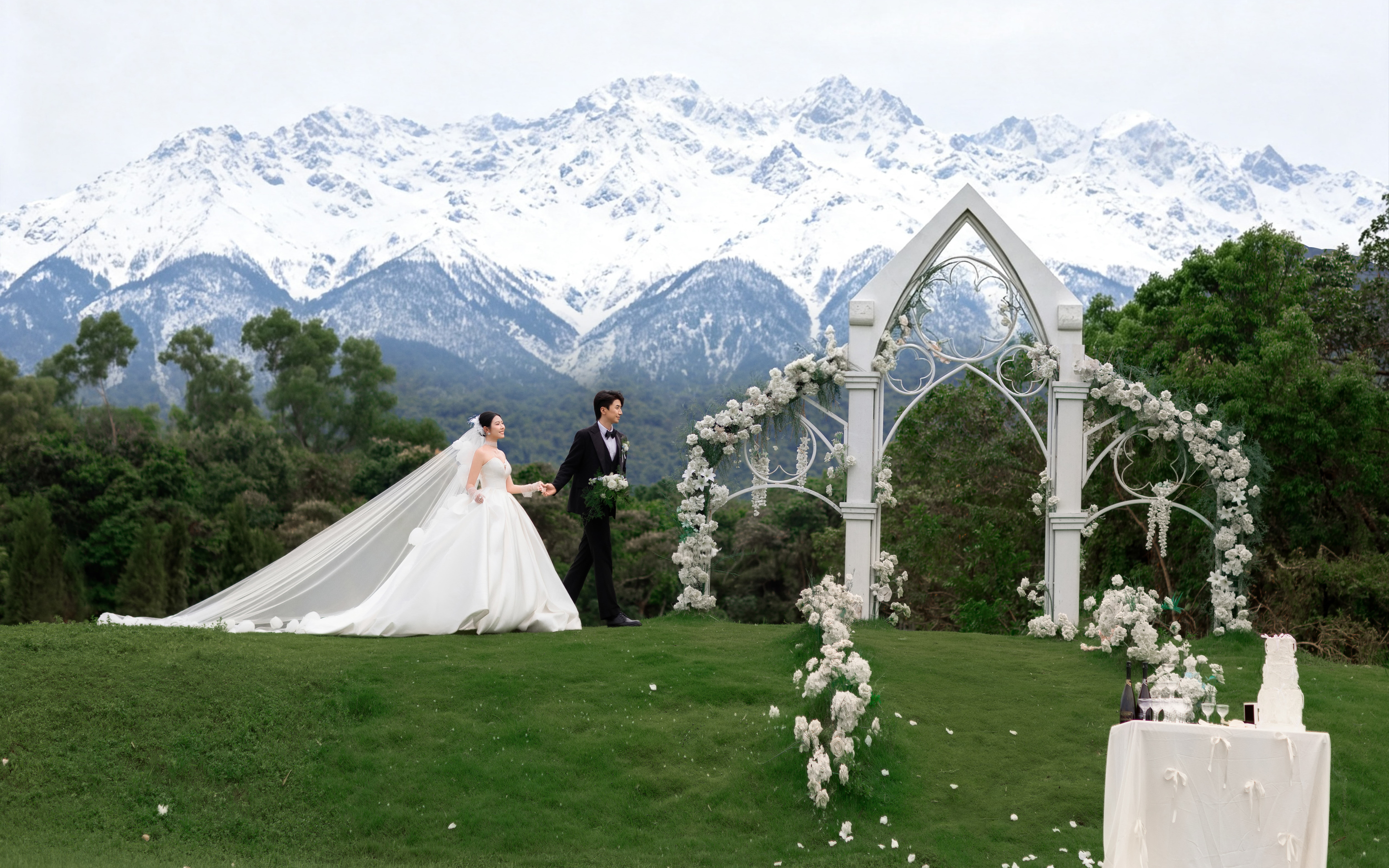 谁懂啊！这套雪山草坪婚纱照美到失语💍