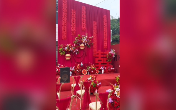 現(xiàn)在的鄉(xiāng)鎮(zhèn)農(nóng)村婚禮與以往真的大不同。